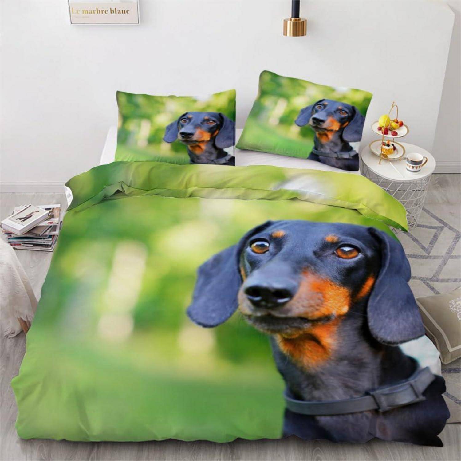 Bettwäscheset mit Dackelthema mit großem Hundegesicht-Druck auf Bettdecke und Kissen in einem hellen Schlafzimmer.