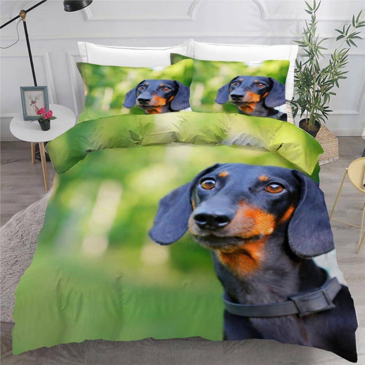 Bett mit grünem Dackel-Motiv-Bettwäsche, bestehend aus passendem Bettdeckenbezug und Kissenbezügen mit nahaufnahme eines Hundegesichts.