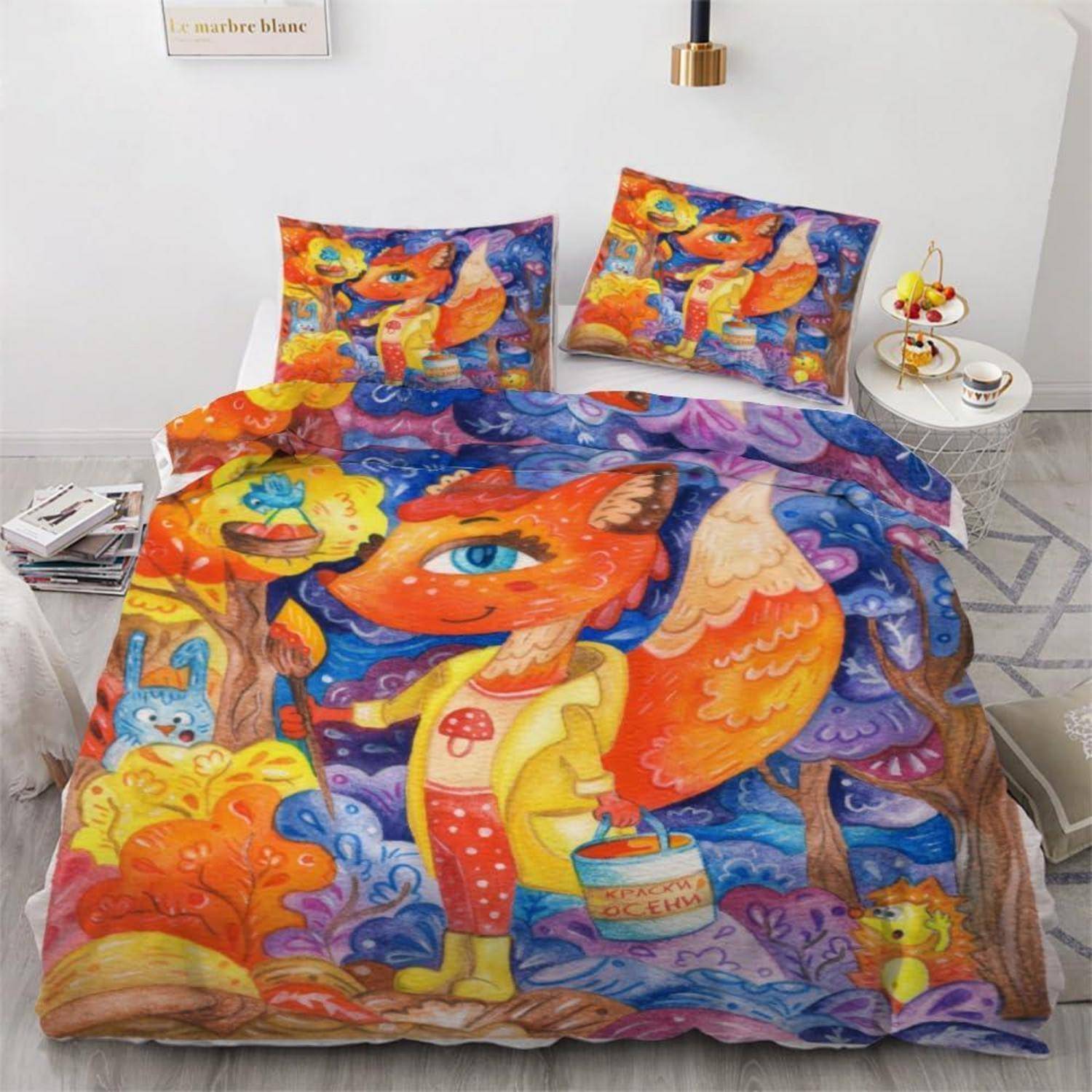 Buntes Fuchsbetten-Set auf einem Bett, bestehend aus einer Bettwäsche und passenden Kissenbezügen mit verspielten Cartoon-Tieren und lebendiger orange-blauer Kunstwerk.