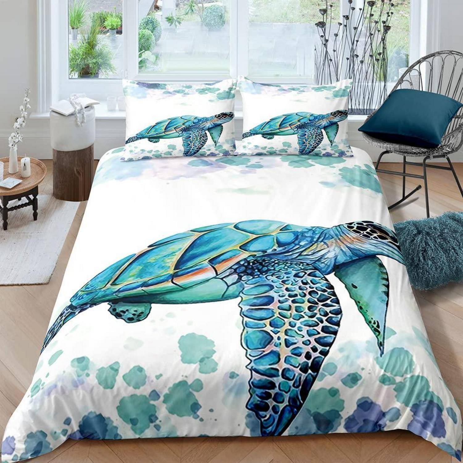 Bett mit weißer Aqua-Bettwäsche mit großem Meeresschildkröten-Druck in einem hellen, modernen Schlafzimmer.