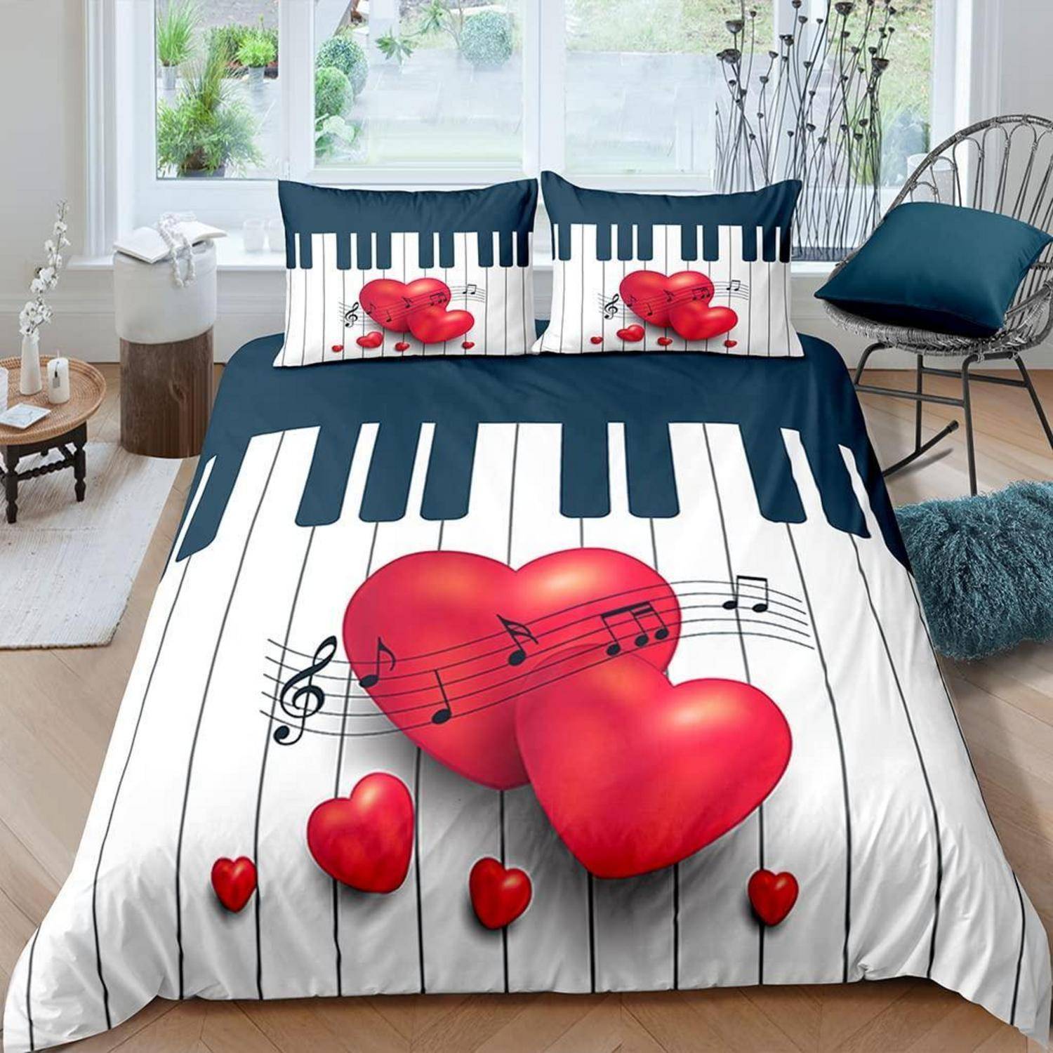 Bett mit Klaviertasten-Bettwäsche und roten Herzen, mit passenden Kissen und Herz-Noten-Design in einem hellen modernen Schlafzimmer.