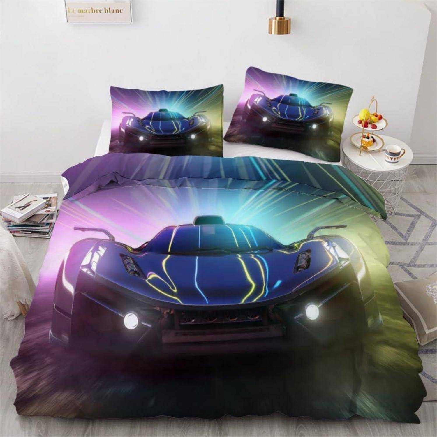 Bett mit autothematischer Bettwäsche mit einem leuchtend blauen Sportwagen auf der Bettdecke und passenden Kissen in einem modernen Schlafzimmer.