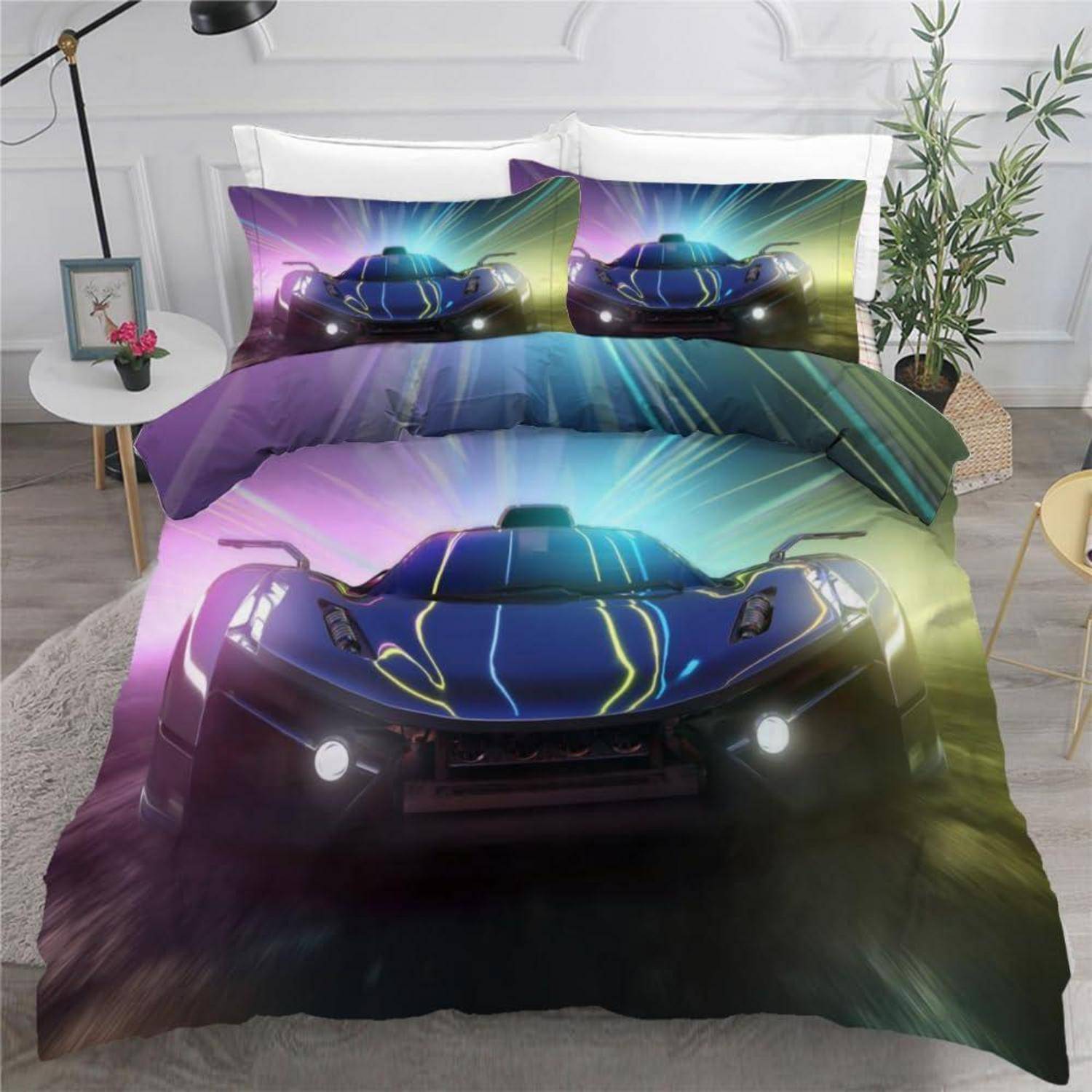 Bett mit Automotiv-Bettwäsche, das einen blauen Sportwagen und passende Kissenbezüge zeigt, in einem hellen Schlafzimmer.