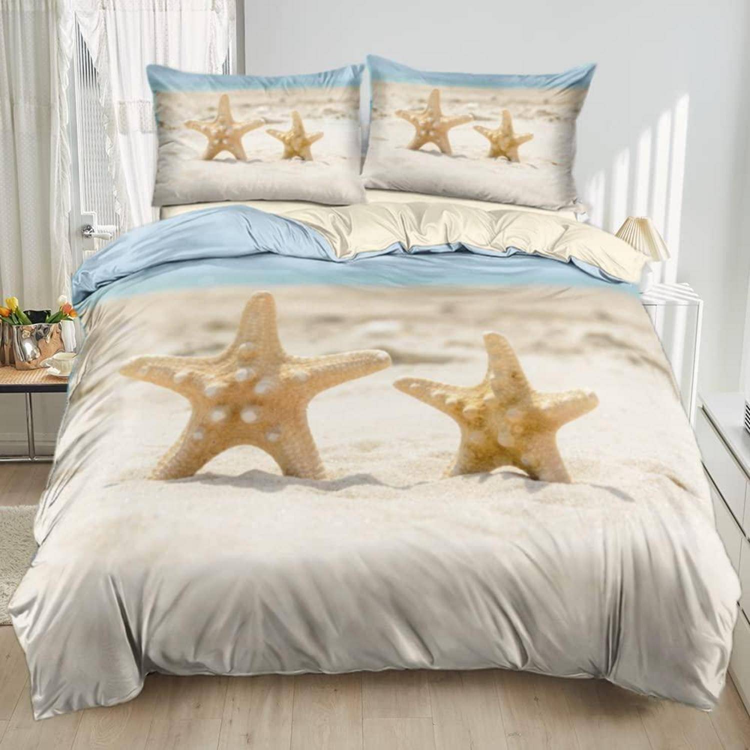 Bett mit Seestern-Muster-Bettdecke und passenden Kissenbezügen in einem strahlend weißen Schlafzimmer
