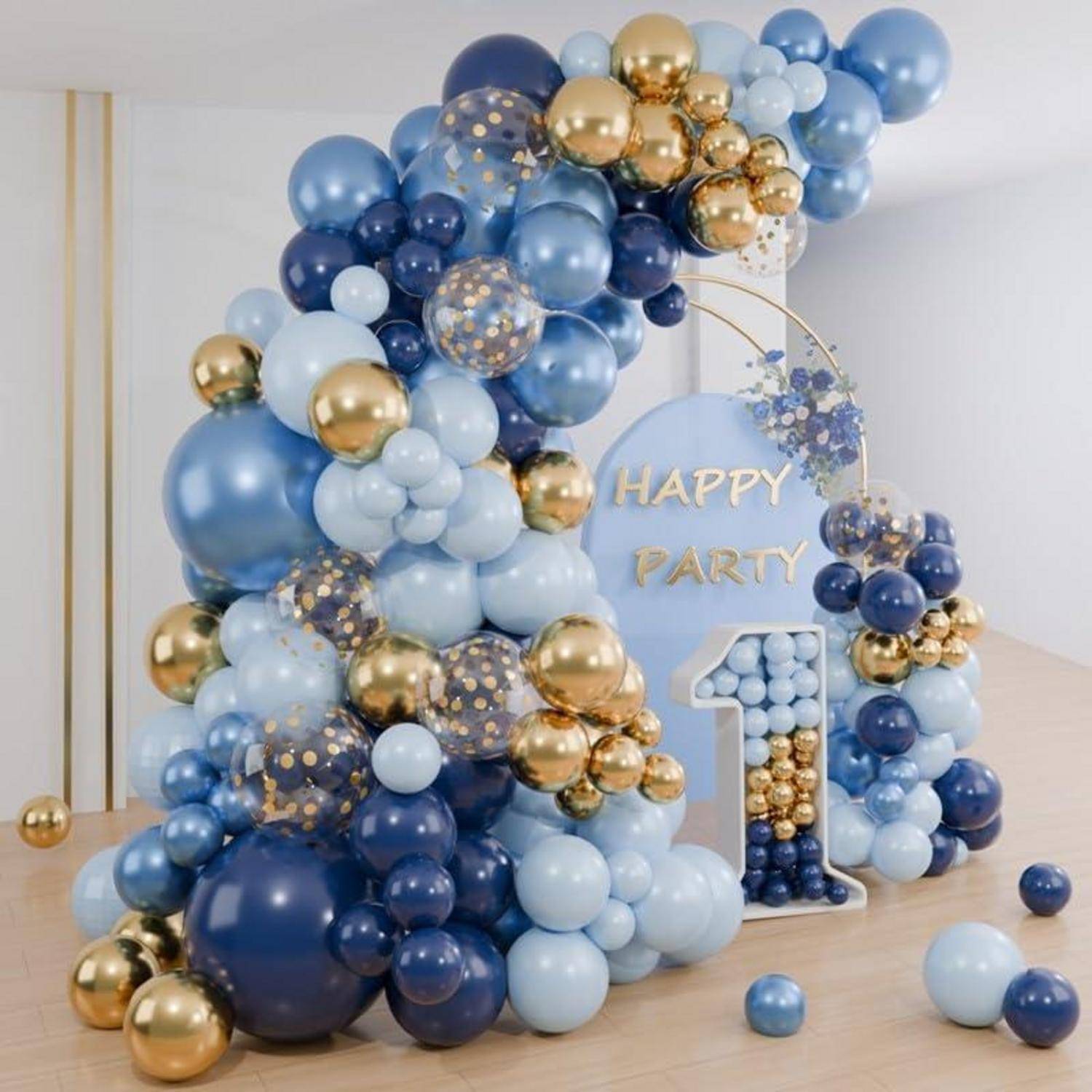 Blaue, hellblaue und goldene Luftballons mit einem „HAPPY PARTY
