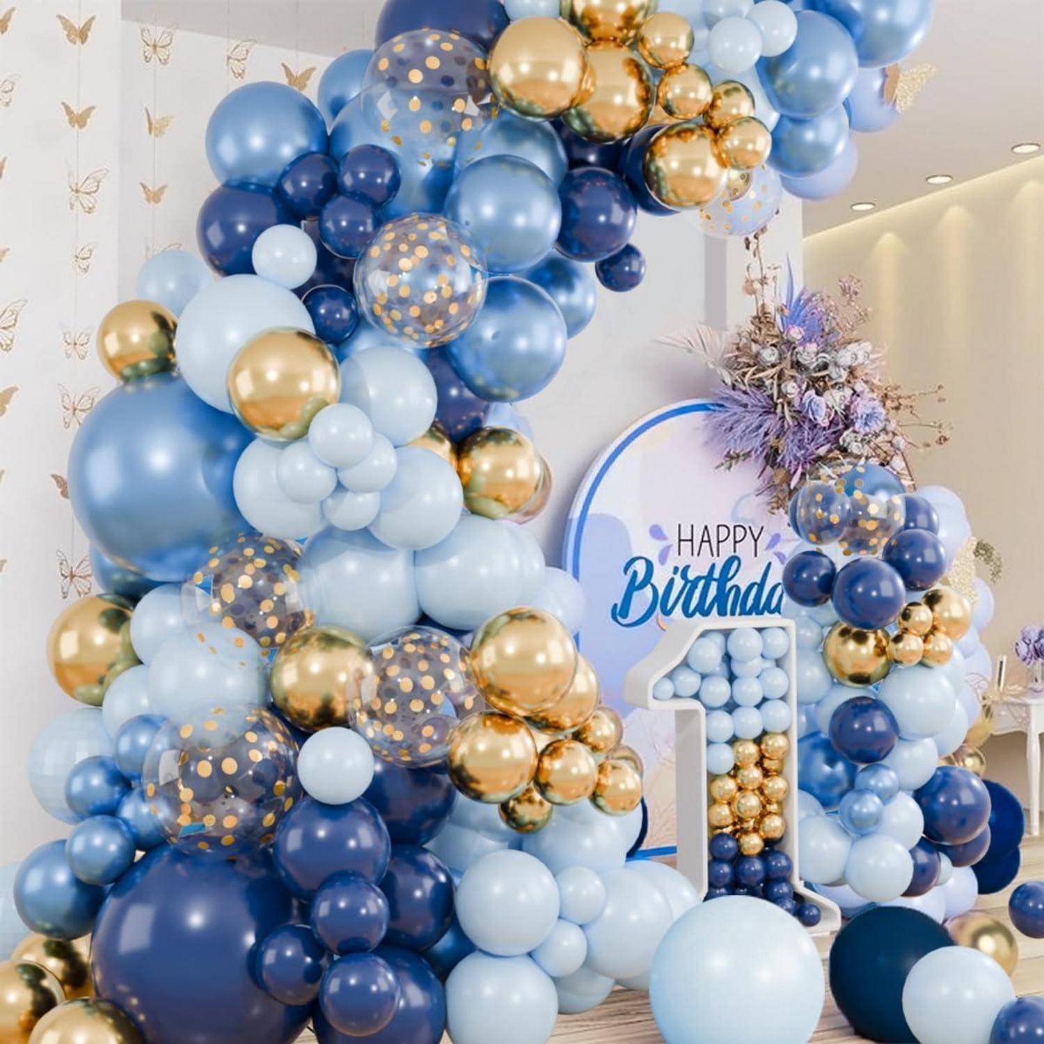 Dekorierte Geburtstagsanzeige mit blauen, hellblauen und goldfarbenen Ballontrauben rund um ein "Happy Birthday""-Schild und eine Zahleneins-Kulisse.