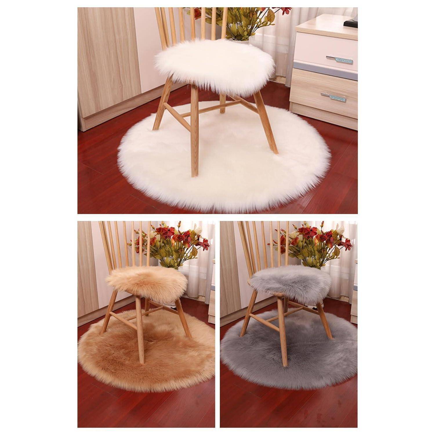 Drei Holzstühle mit flauschigen Kunstfellsitzbezügen und passenden runden Teppichen in Weiß, Beige und Grau, gezeigt in einem Zimmer mit Blumen.