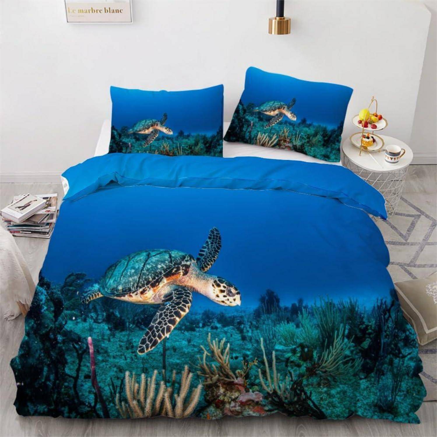 Bett mit leuchtend blauem Meeresschildkröten-Ozean-Design Bettdecke und passenden Kissen in einem minimalistischen Schlafzimmer
