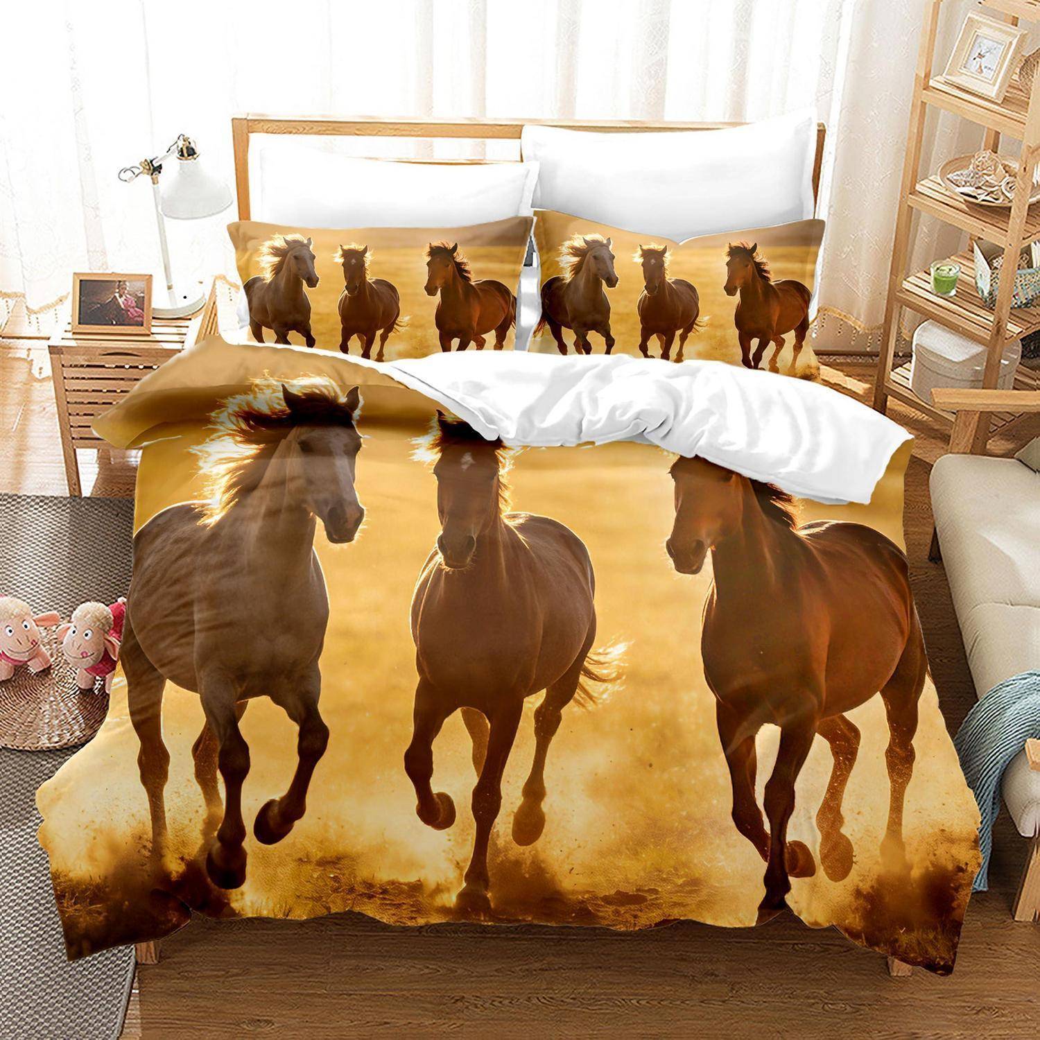 Bettwäscheset mit Pferdemotiv, das drei gallopierende Pferde auf der Bettdecke und sechs Pferde auf den Kissenbezügen zeigt, in einem sonnendurchfluteten Schlafzimmer.
