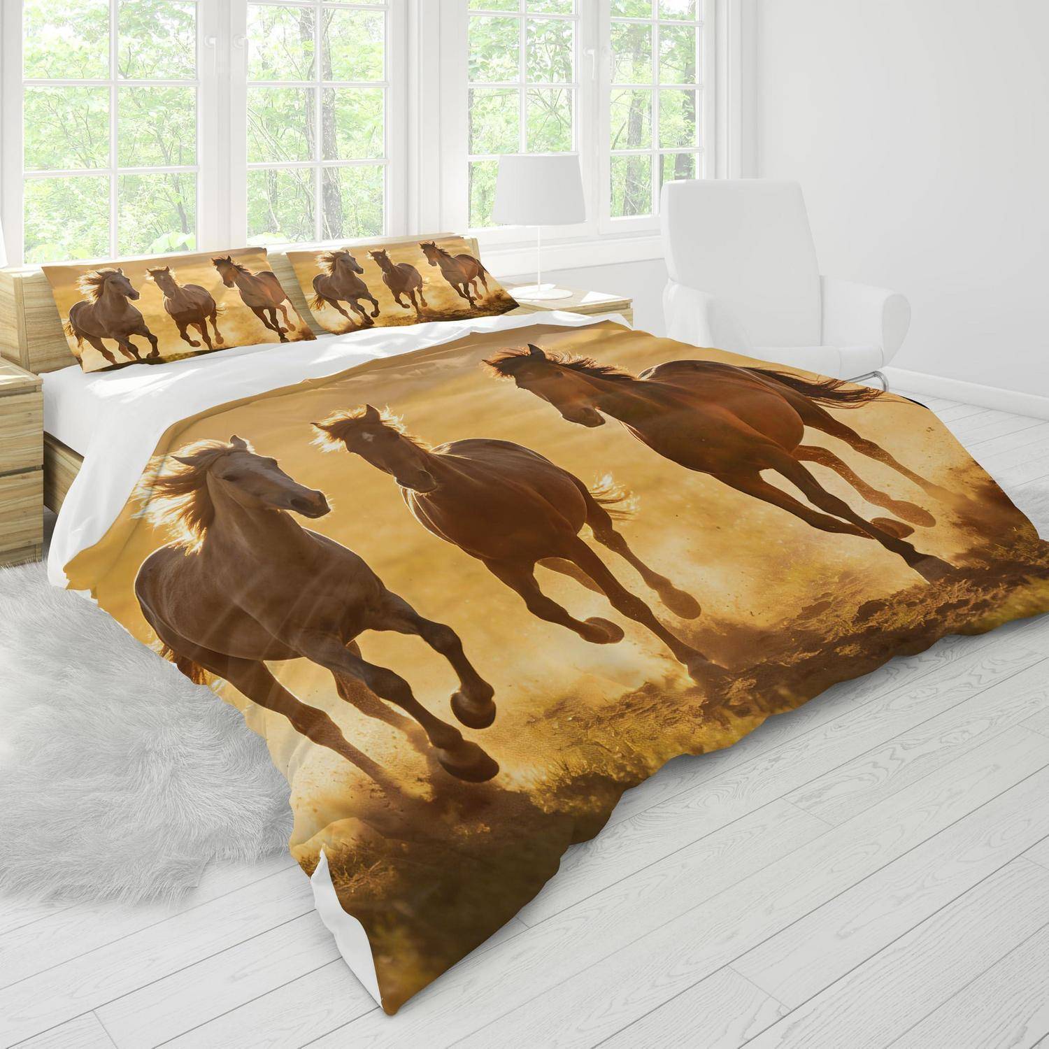 Bett mit pferdebedruckter Bettwäsche, die galoppierende Pferde auf der Bettdecke und Kissen in einem hellen weißen Schlafzimmer zeigt.