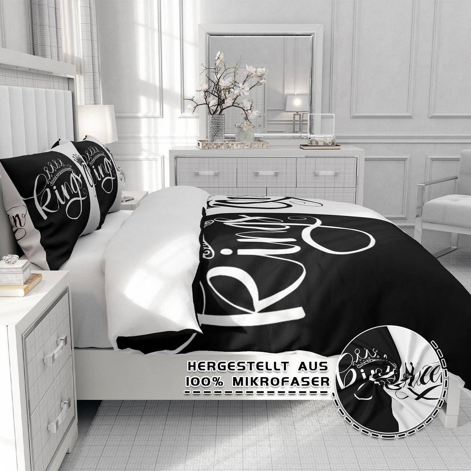 Stilvolles weißes Schlafzimmer mit einem Bett, das mit schwarz-weißer 'King'-Bettwäsche bezogen ist, und dem Text 'Hergestellt aus 100% Mikrofaser' auf dem Duvet.