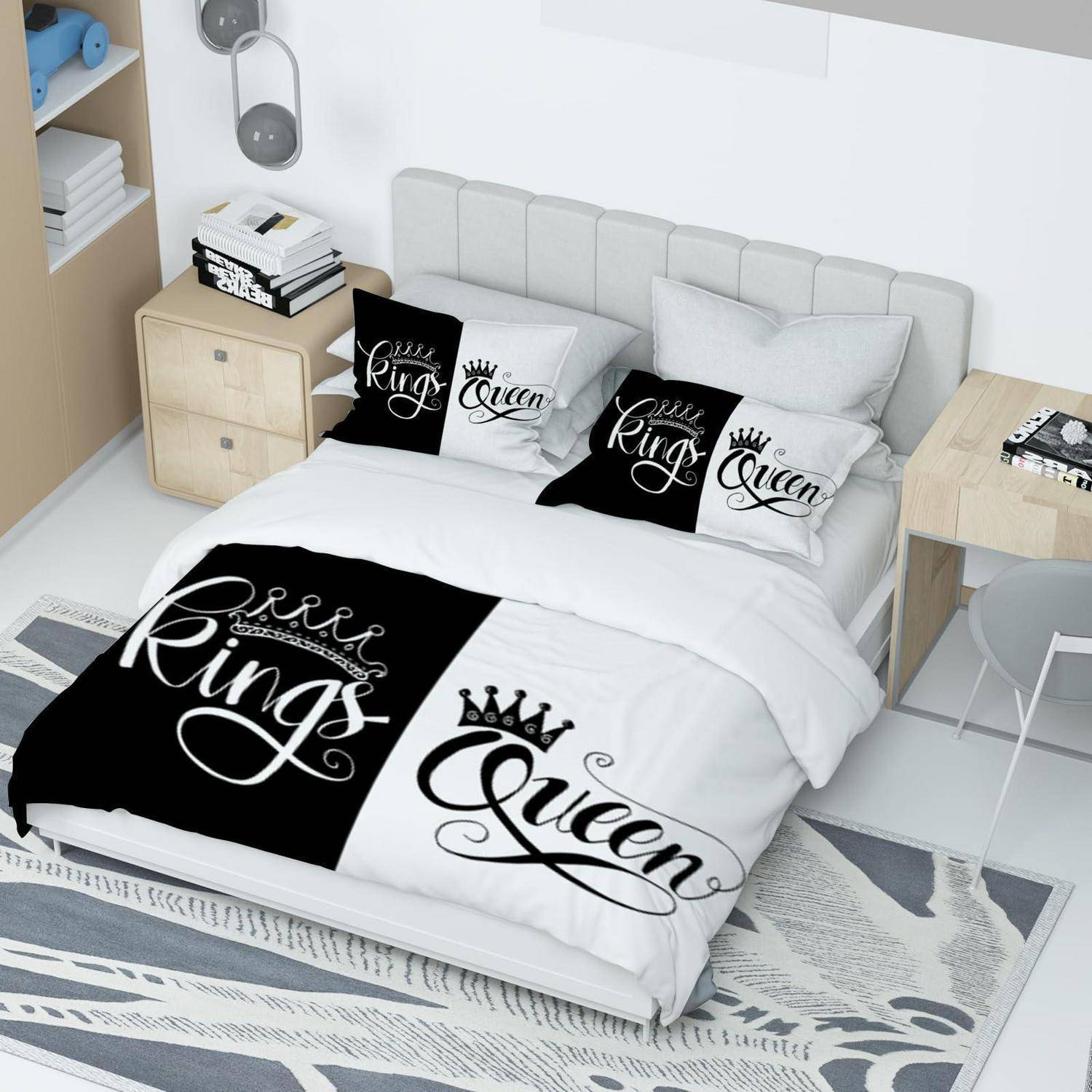 Ein ordentlich gemachtes Bett mit schwarz-weißer Bettwäsche und Kissen mit den Aufschriften „King" und „Queen"" in einem hellen, minimalistischen Schlafzimmer.