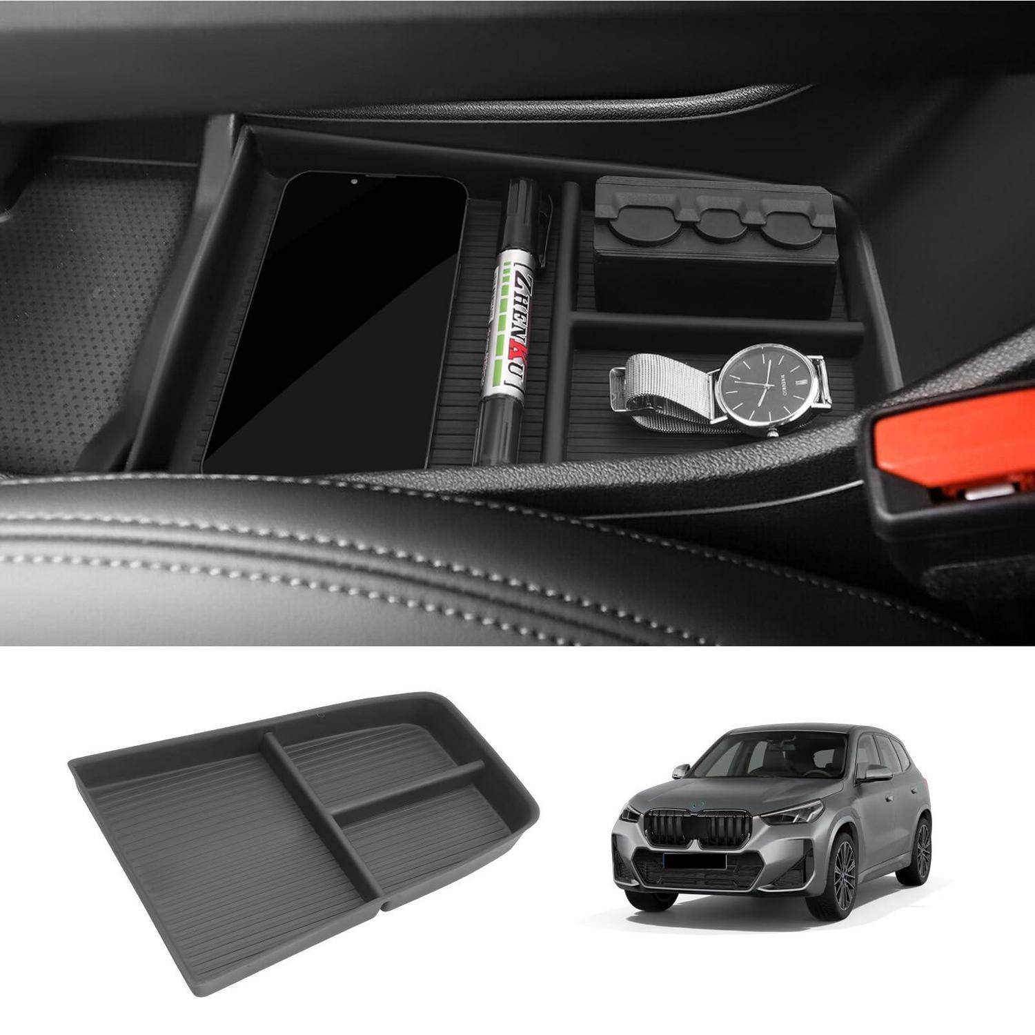 Organizer-Tablett für die Mittelkonsole des Autos mit Fächern, das ein Telefon, einen Marker, eine kleine Schachtel und eine Uhr hält; die Vergrößerung zeigt das Tablett und einen grauen SUV, in den es passt.