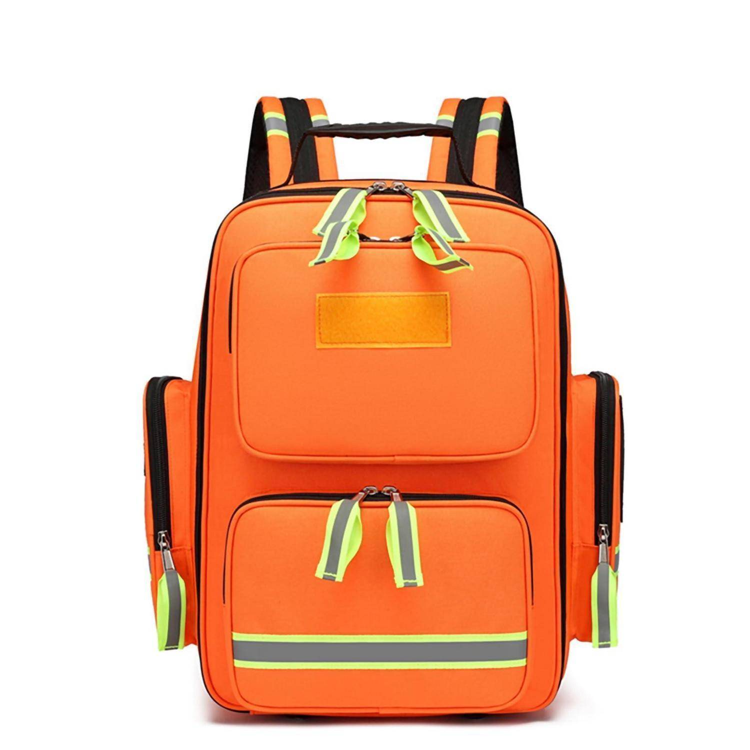 Leuchtend orangener Rucksack mit reflektierenden Streifen, vorderen und seitlichen Taschen sowie gepolsterten Schultergurten, isoliert auf weißem Hintergrund dargestellt.
