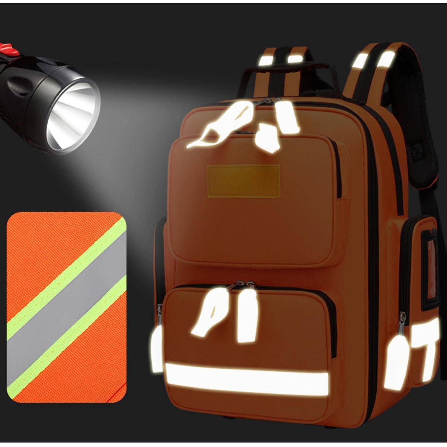 Reflektierender orangefarbener Rucksack, gezeigt mit einem Taschenlampenstrahl, der seine hochsichtbaren Streifen und reflektierenden Akzente für nächtliche Sicherheit hervorhebt.