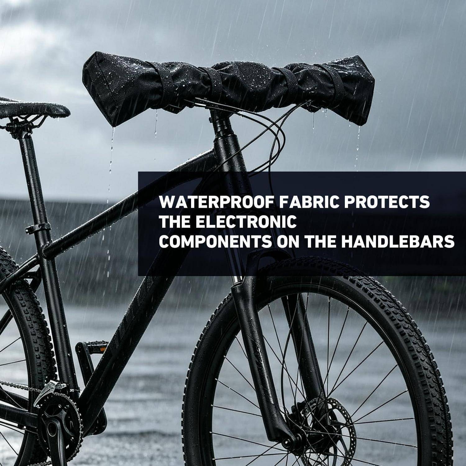 Regennasse Fahrradlenker mit Kunststoffgewebe abgedeckt, das die elektronischen Komponenten schützt; Text lautet: „WASSERDICHTES GEWEBE SCHÜTZT DIE ELEKTRONISCHEN KOMPONENTEN AM LENKER"
