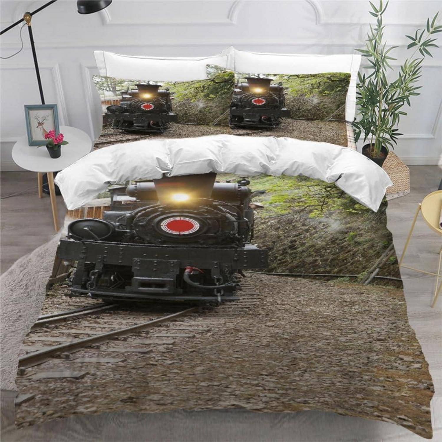 Bettwäscheset mit Zug-Motiv mit einer frontal abgebildeten Dampflokomotive auf der Bettdecke und den Kissen, gezeigt in einem Schlafzimmer.