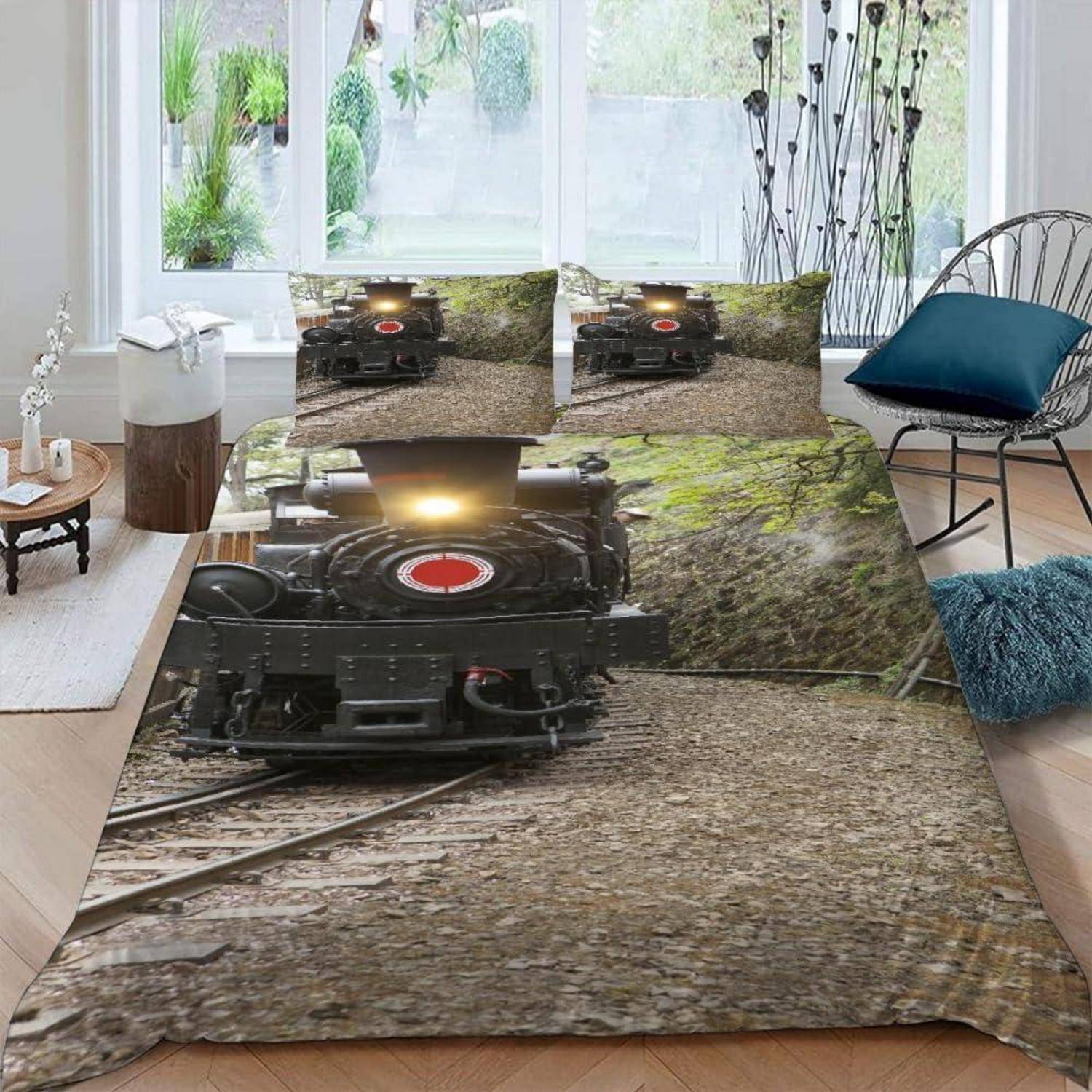 Ein zugthematisches Bettset mit einem großen Dampflokomotiv-Druck auf der Bettdecke und Kissen in einem hellen Schlafzimmer.