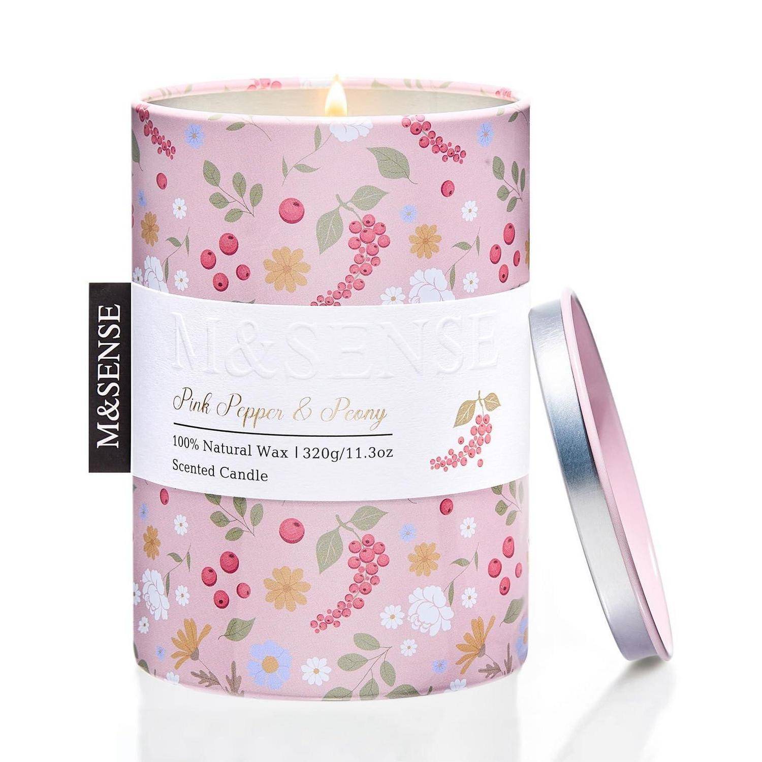 Rosa blütenduftkerze in rundem behälter mit deckel, gekennzeichnet mit „M&SENSE Pink Pepper & Peony