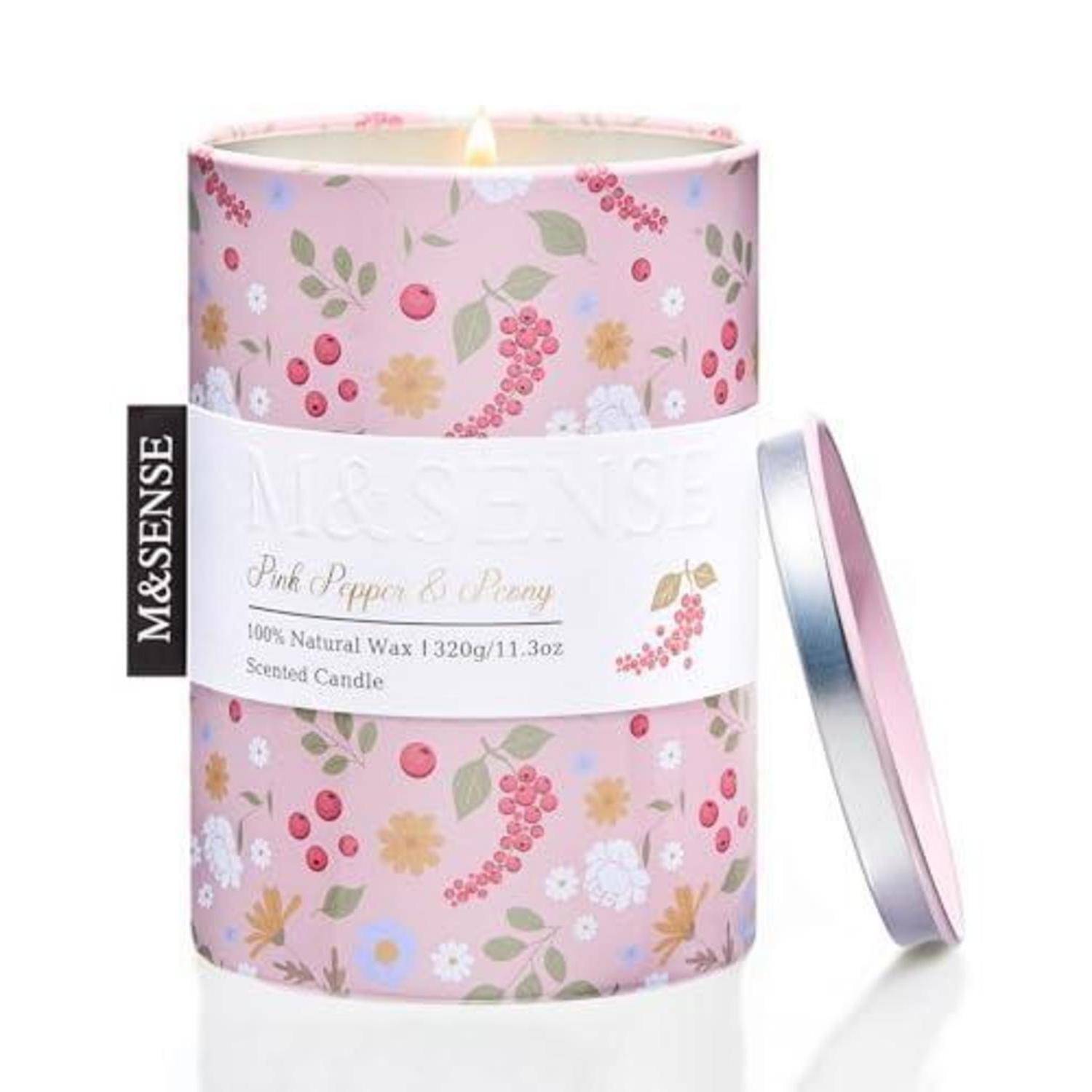 Duftkerze mit rosa Blütenaroma in einer zylindrischen M&SENSE-Verpackung mit separatem silbernem Deckel, mit den Etiketten „Pink Pepper & Peony" und „100% Natural Wax 320g/11,3oz"".