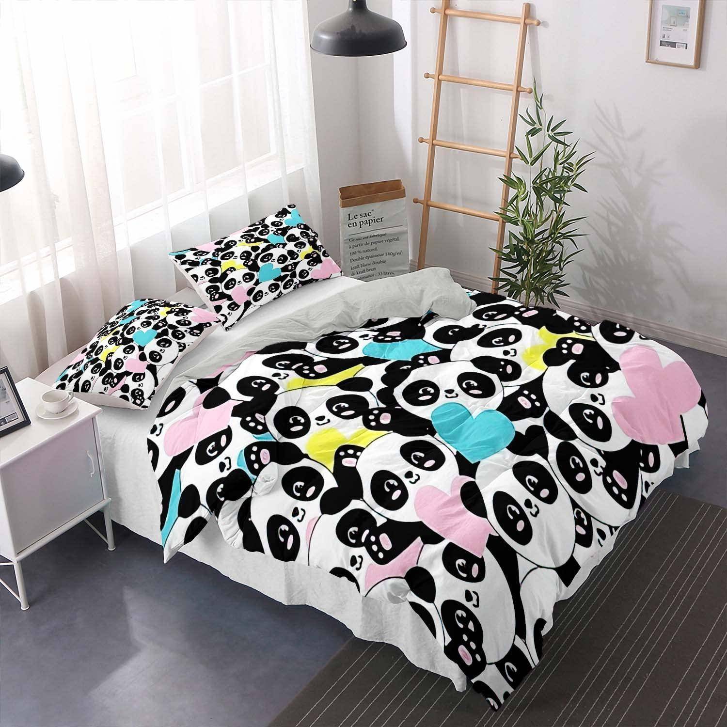 Bett mit panda-gemustertem Bettdecke und passenden Kissen in einem hellen Schlafzimmer, mit einem Nachttisch, Lampe, Leiterregal und Pflanze.