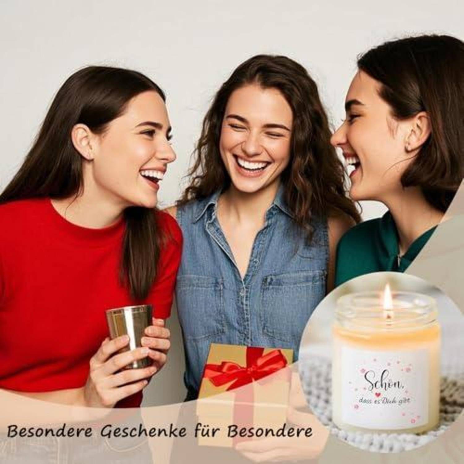 Drei lächelnde Frauen unterhalten sich, während sie eine Geschenkbox und eine Kerze halten; deutscher Text lautet „Besondere Geschenke für Besondere".
