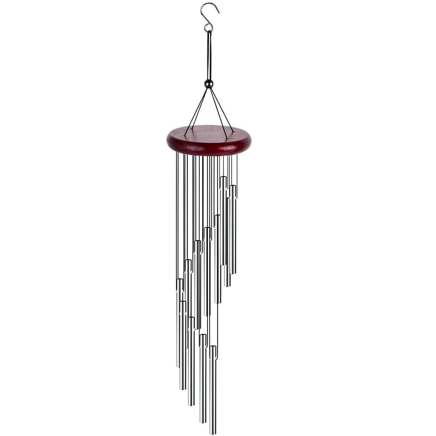Ein hängendes Windspiel mit einer dunkelroten Oberseite und vielen silbernen Metallröhren an einem Haken.