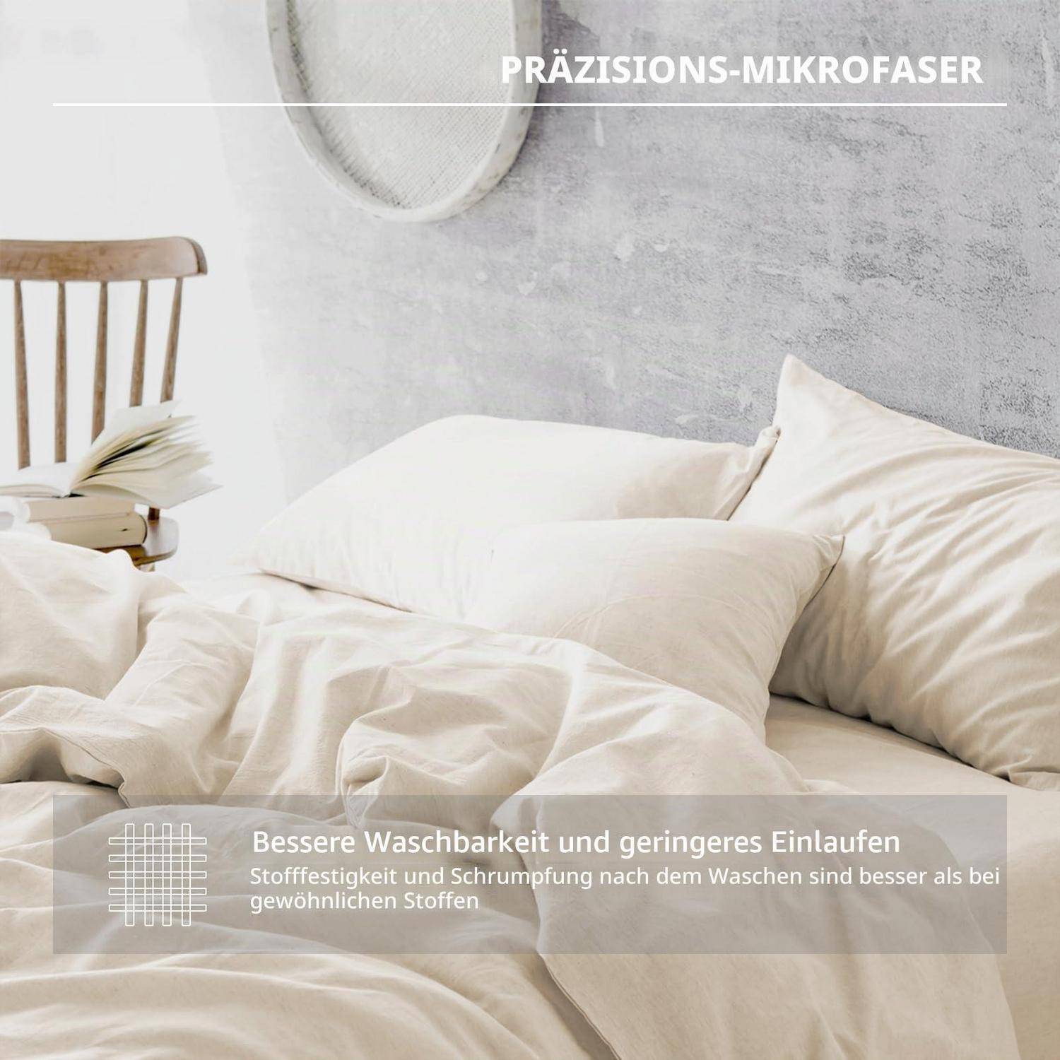 Werbefoto eines Schlafzimmers mit cremefarbener Mikrofaserbettwäsche mit Kissen und Bettdecke; der Text hebt „PRÄZISIONS-MIKROFASER