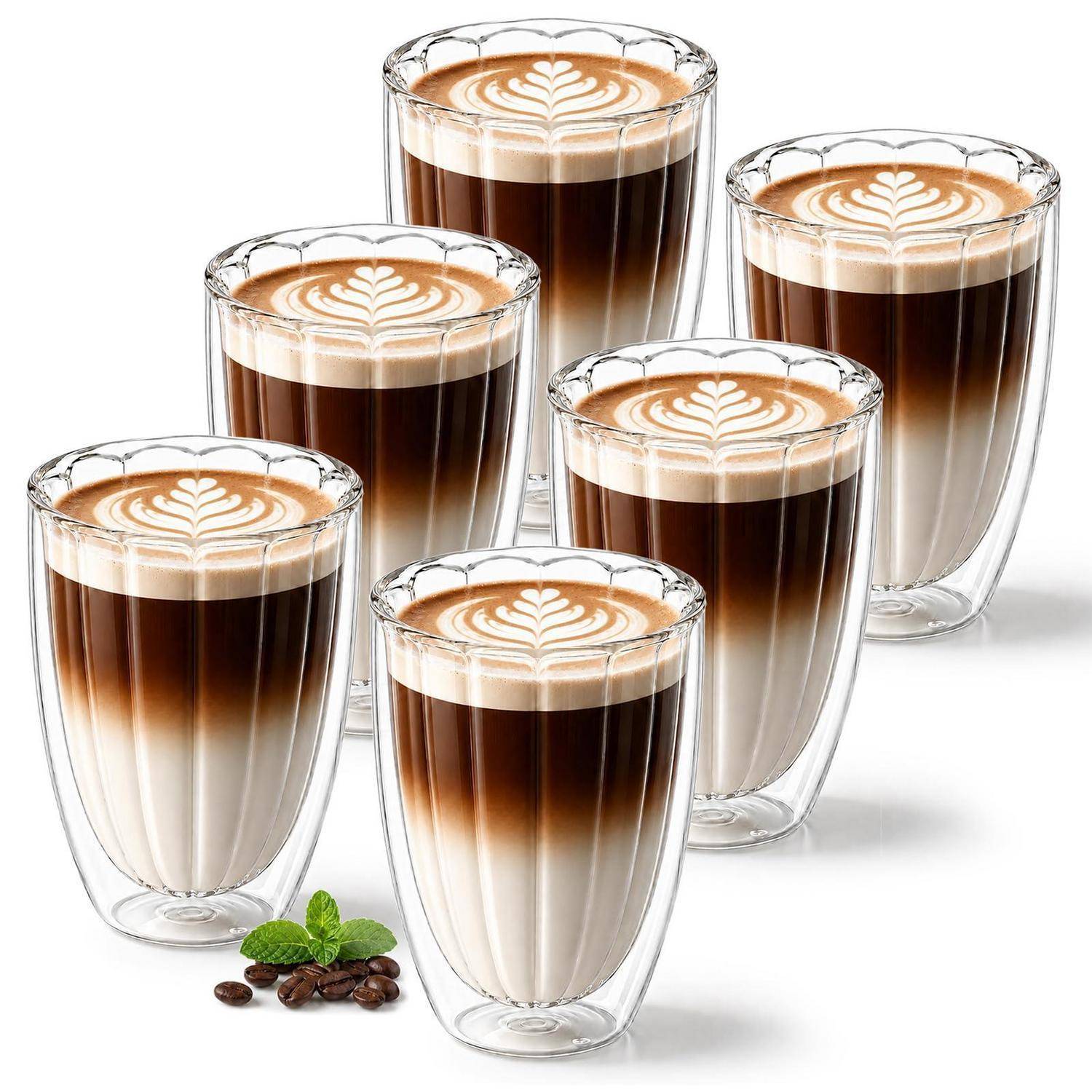 Fünf geschichtete Latte Macchiatos in klaren doppelwandigen Gläsern mit Blattmuster-Latte-Art, auf weißem Hintergrund gezeigt.