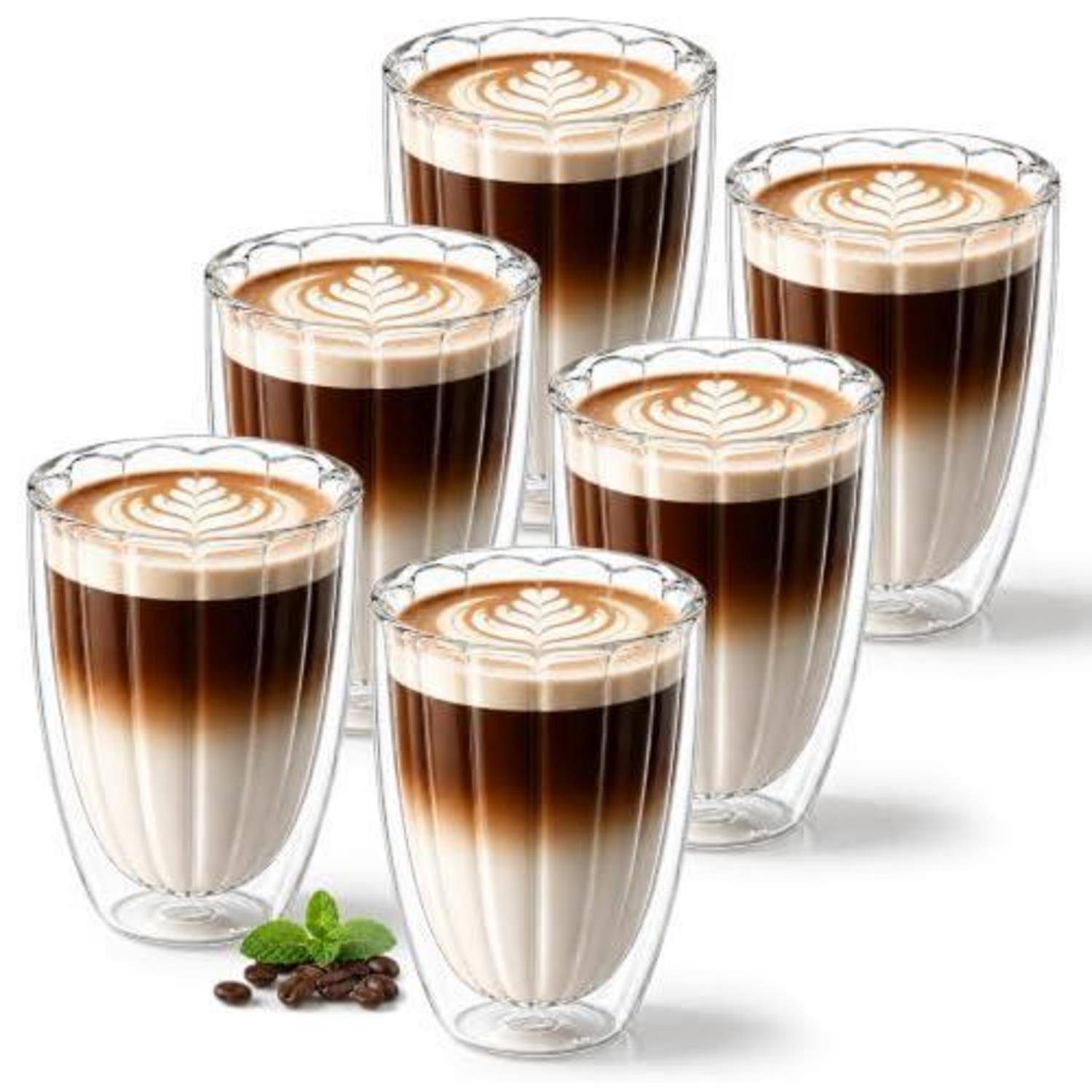 Fünf geschichtete Latte Macchiatos in klaren doppelwandigen Gläsern mit Blatt-Latte-Art, auf weißem Hintergrund angeordnet.