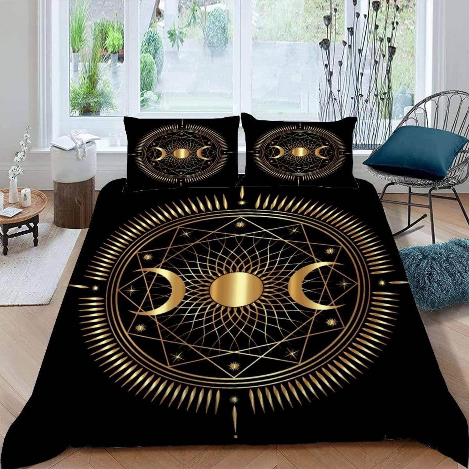 Schwarze Bettwäsche und Kissen mit goldenem Himmelsmotiv, Mond und geometrischem Design in einem hellen, modernen Schlafzimmer.