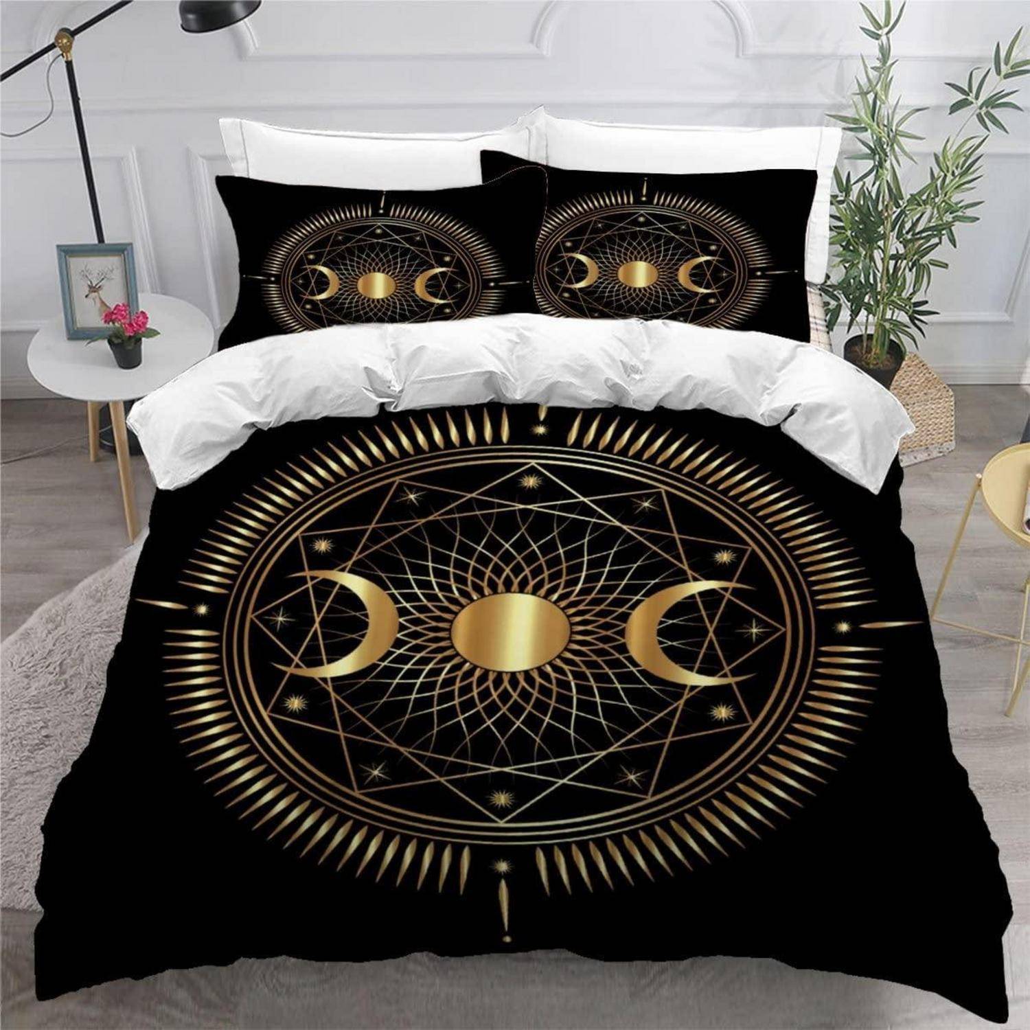 Bett mit schwarzer Bettwäsche mit goldenem Mondphasen- und geometrischem Mandala-Design, mit passenden Kissenbezügen in einem modernen Schlafzimmer.