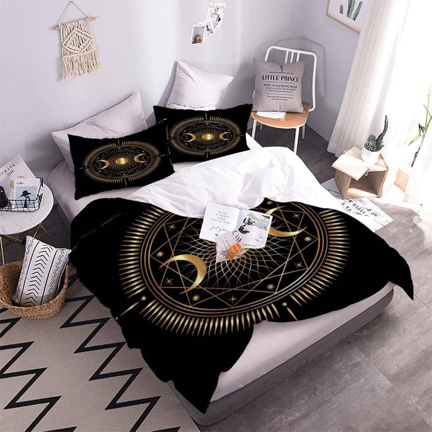 Bett mit schwarzer geometrischer Mond-und-Stern-Bettwäsche und passenden Kissen in einem hellen, minimalistischen Schlafzimmer.