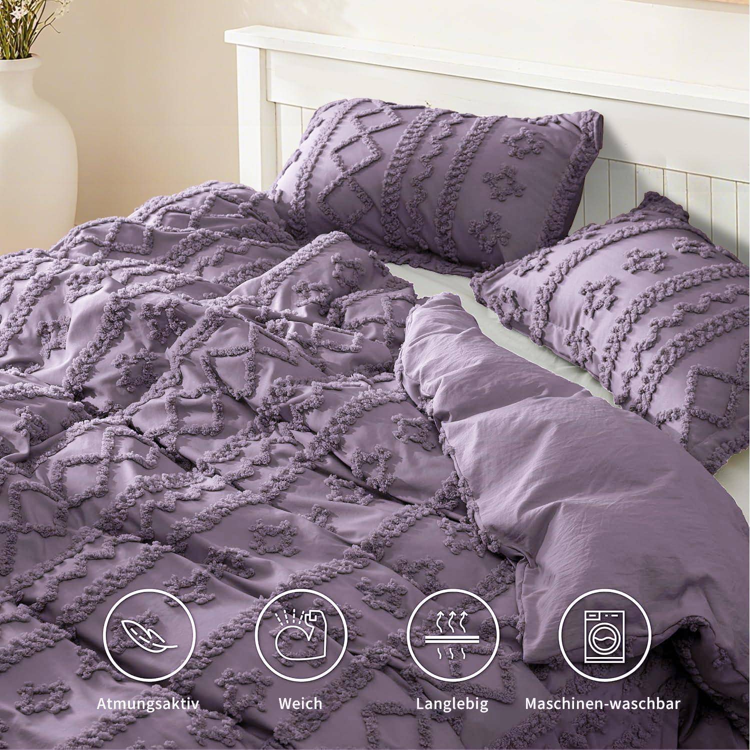 Lavendel-texturierte Bettwäscheset auf einem Bett mit passenden Kissen; Symbole weisen auf „atmungsaktiv", „weich"", „langlebig"" und „maschinenwaschbar"" hin.