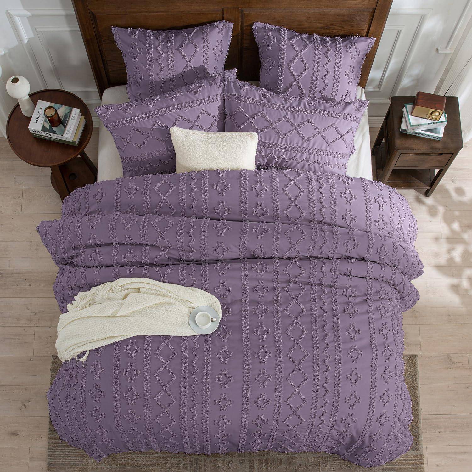 Draufsicht auf ein ungemachtes Bett mit lila gemusterter Bettwäsche, zwei Kissen und einer weißen Wurfdecke, flankiert von kleinen Nachttischen.