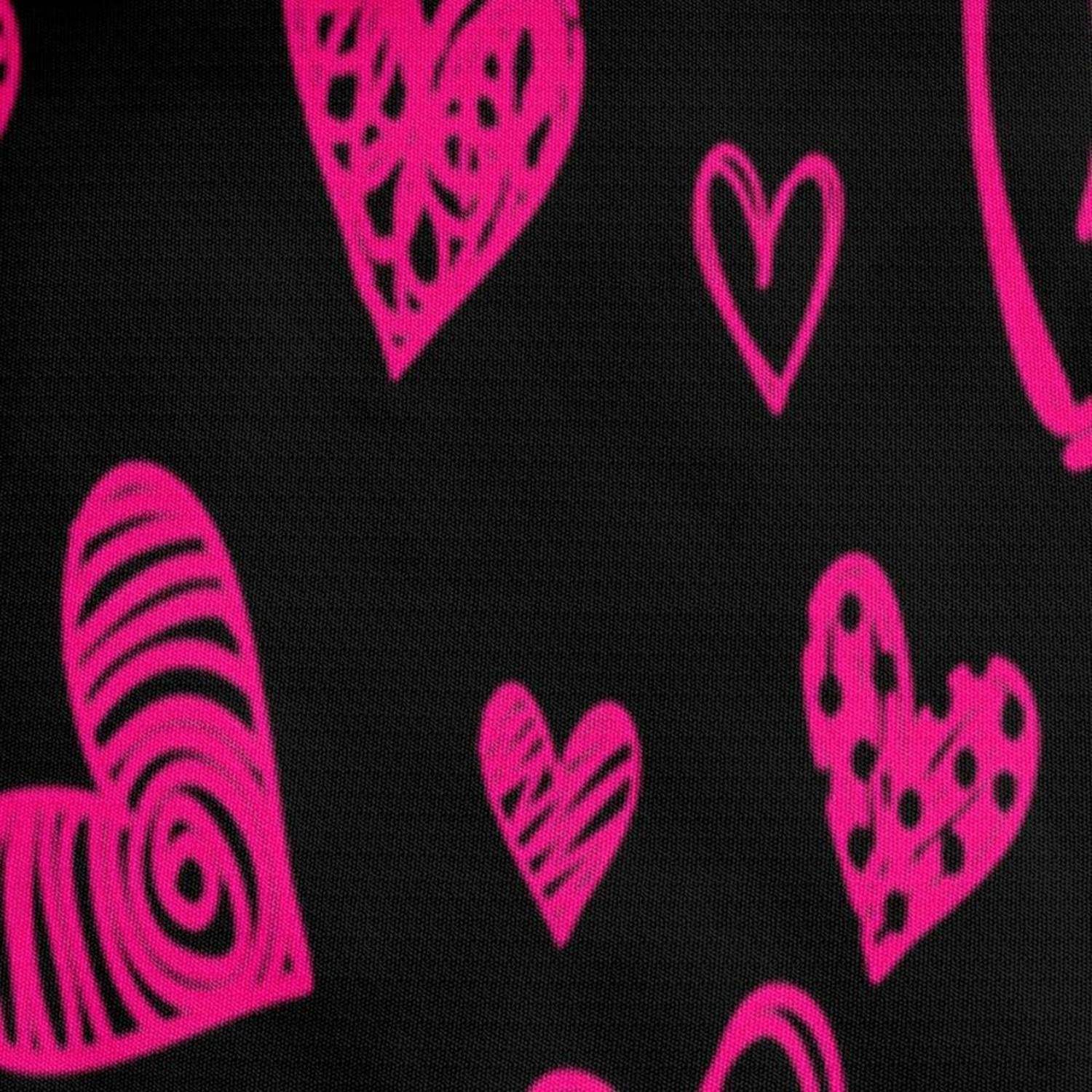 Schwarzer Stoff mit leuchtend rosa handgezeichneten Herzen in verschiedenen Stilen und Größen.