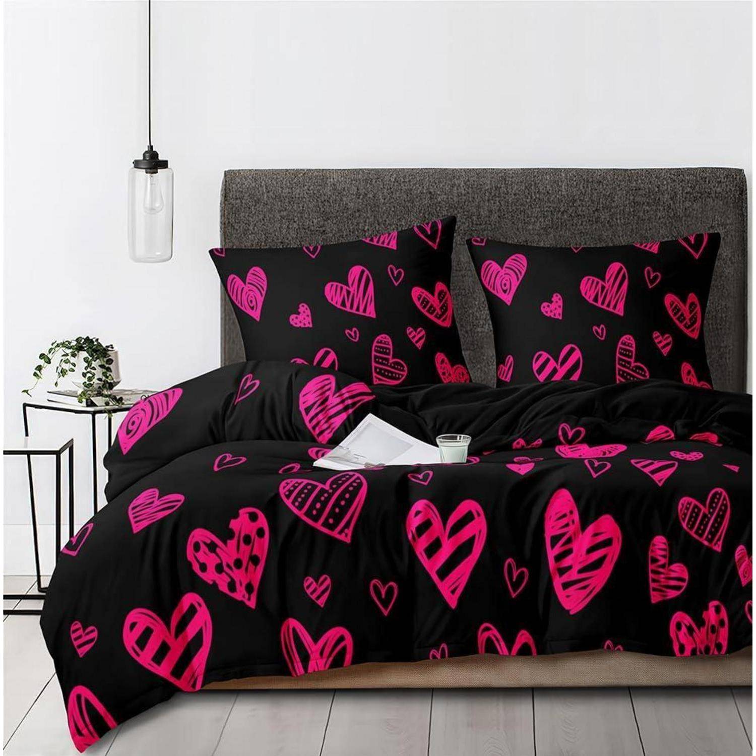 Schwarzes Bettwäscheset mit leuchtend rosa Herzmuster auf einem Bett mit grauem gepolstertem Kopfteil in einem minimalistischen Schlafzimmer.