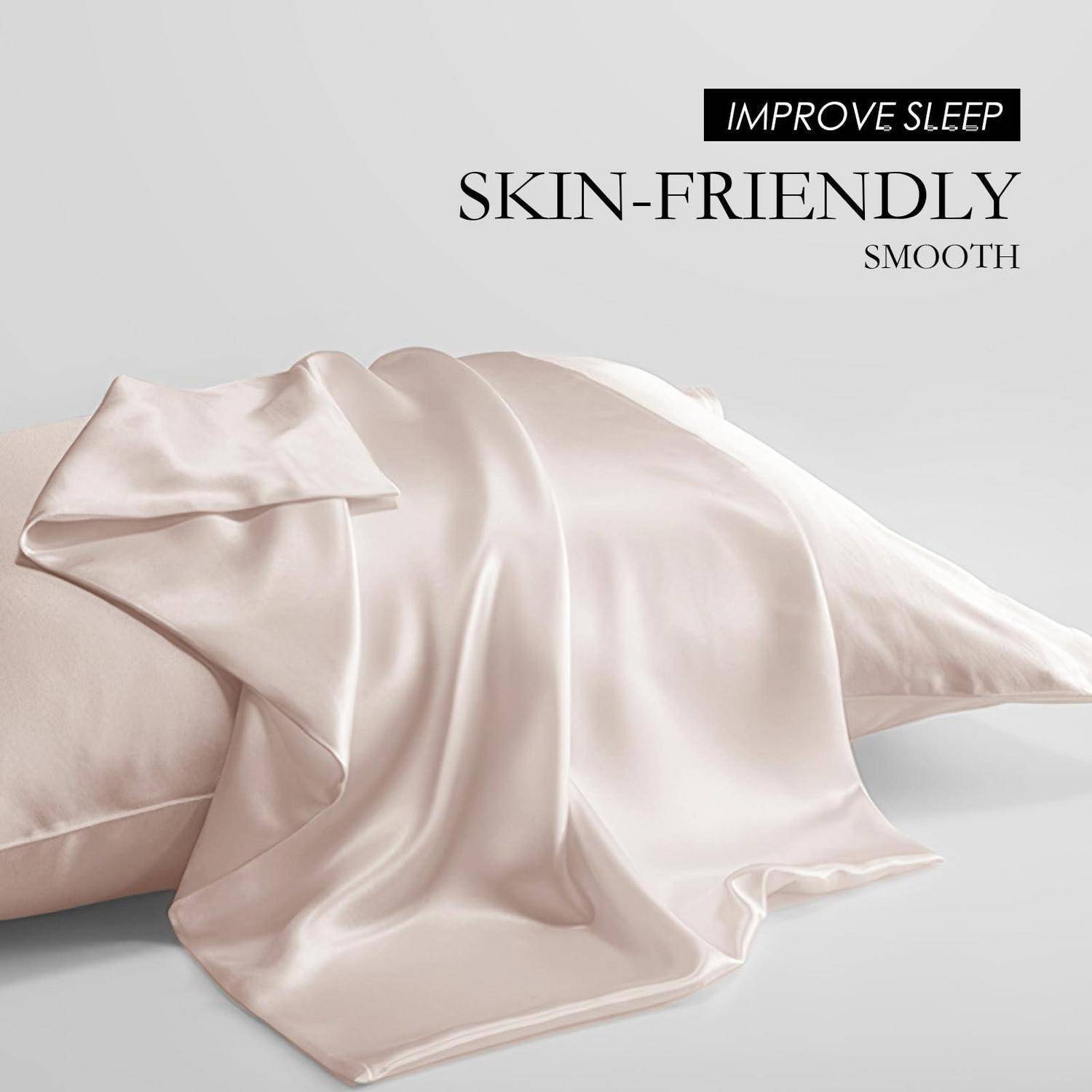 Seide-ähnliche Rouge-Satin-Bettwäsche, über einem Bett drapiert, mit Werbung für „SCHLAF VERBESSERN