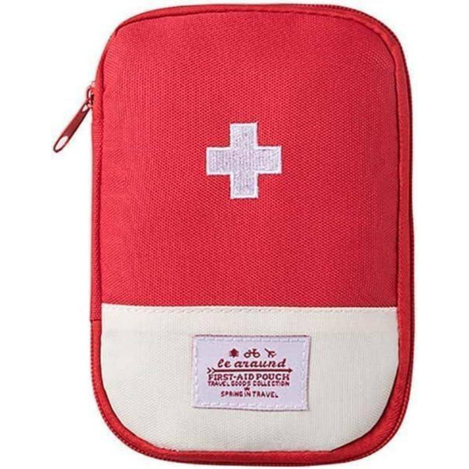 Rote Erste-Hilfe-Tasche mit weißem Kreuz und Reißverschluss, Vorderansicht auf weißem Hintergrund.