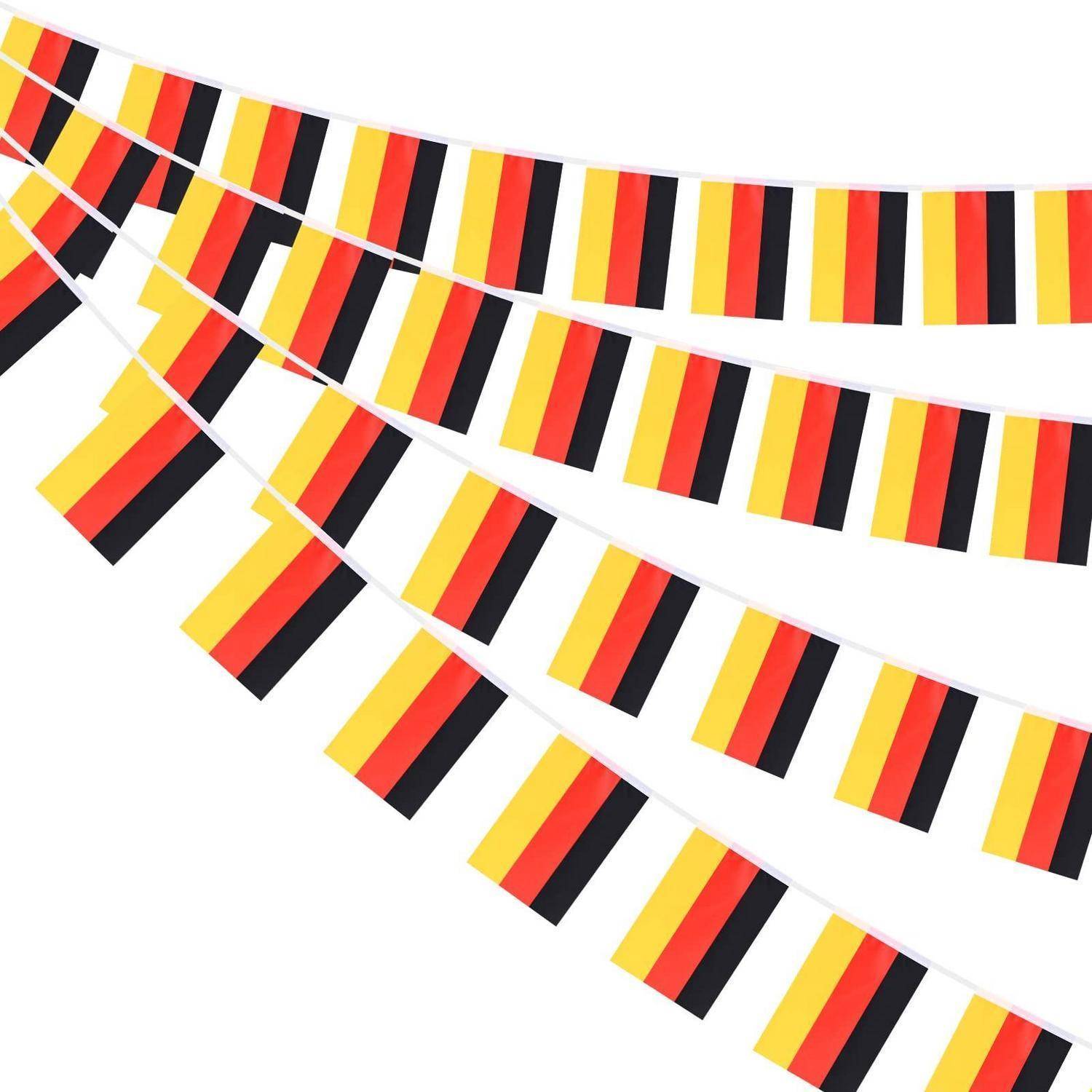 Reihen kleiner deutscher Flaggen auf weißen Schnüren, diagonal über einem schlichten weißen Hintergrund drapiert.