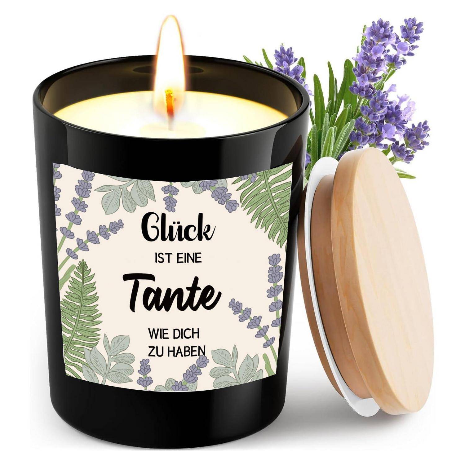 Schwarze Kerze in einem Glasgefäß angezündet, mit deutschem Etikett „Glück ist eine Tante wie dich zu haben,