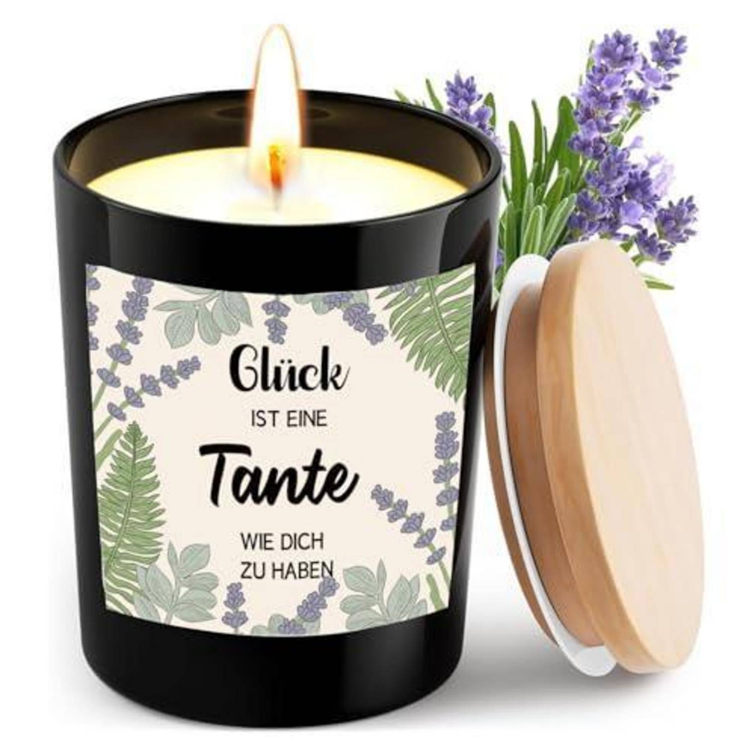 Schwarze Kerze mit Lavendelaufkleber mit der Aufschrift „Glück ist eine Tante wie dich zu haben"; Holzdeckel und Lavendelzweige daneben.