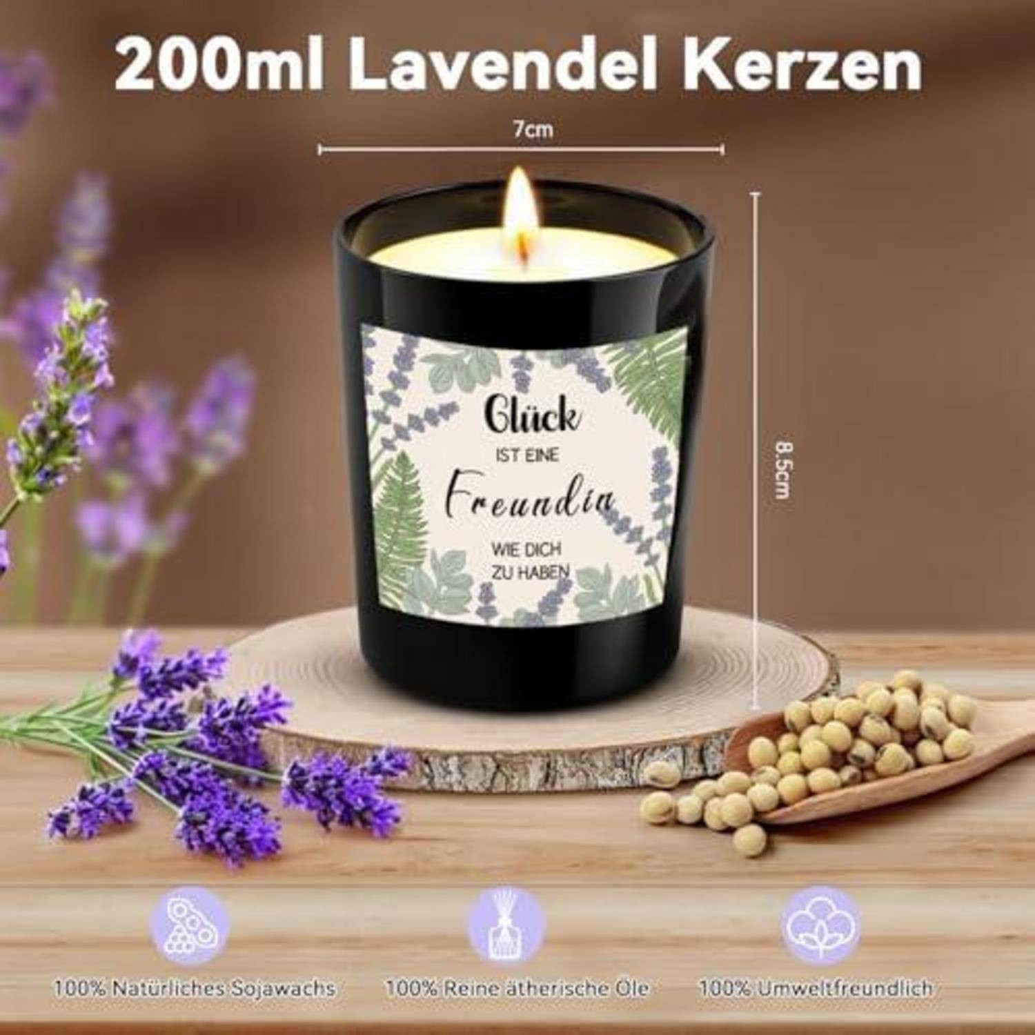 Werbebild einer leuchtenden 200ml Lavendelkerze in einem schwarzen Glas, beschriftet auf Deutsch mit „Glück ist eine Freundin wie dich zu haben", mit Größenmarkierungen und Symbolen für umweltfreundliches Sojawachs und ätherische Öle.