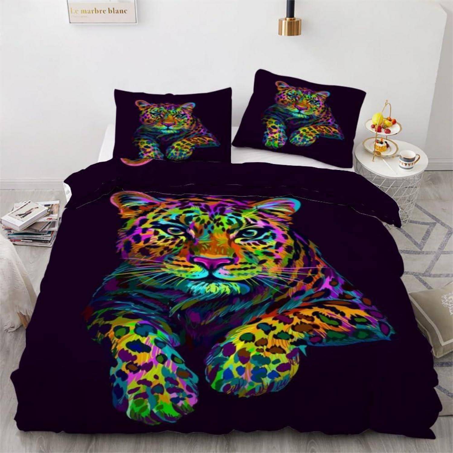 Farbenfrohe Leopardenmuster-Bettwäscheset auf einem Bett, mit einem leuchtend neongelben Leopardenkopf und Pfoten auf der Bettdecke und passenden Kissenbezügen vor einem dunklen Hintergrund.