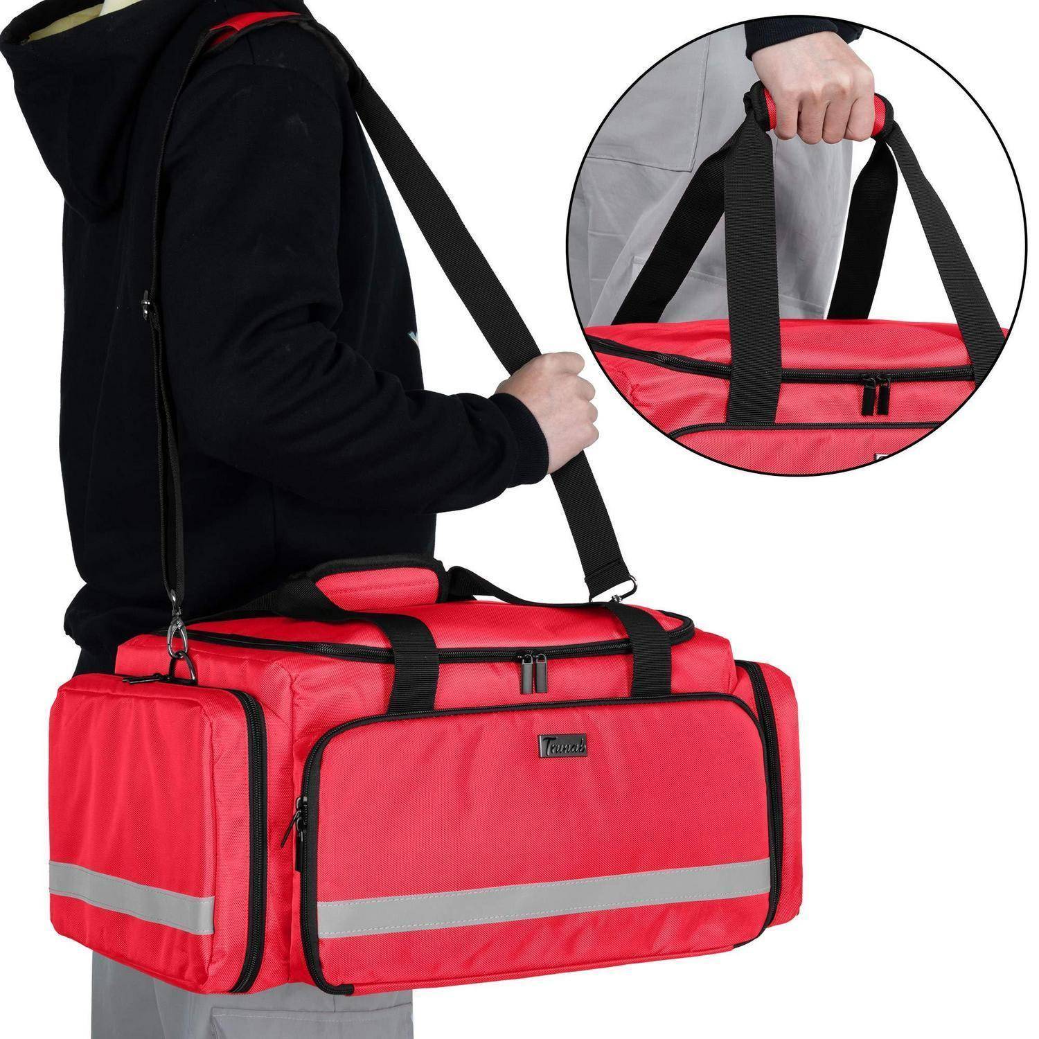 Person trägt eine rote isolierte Reisetasche mit Schultergurt; Einsatz zeigt eine Hand, die die oberen Griffe der Tasche hält.