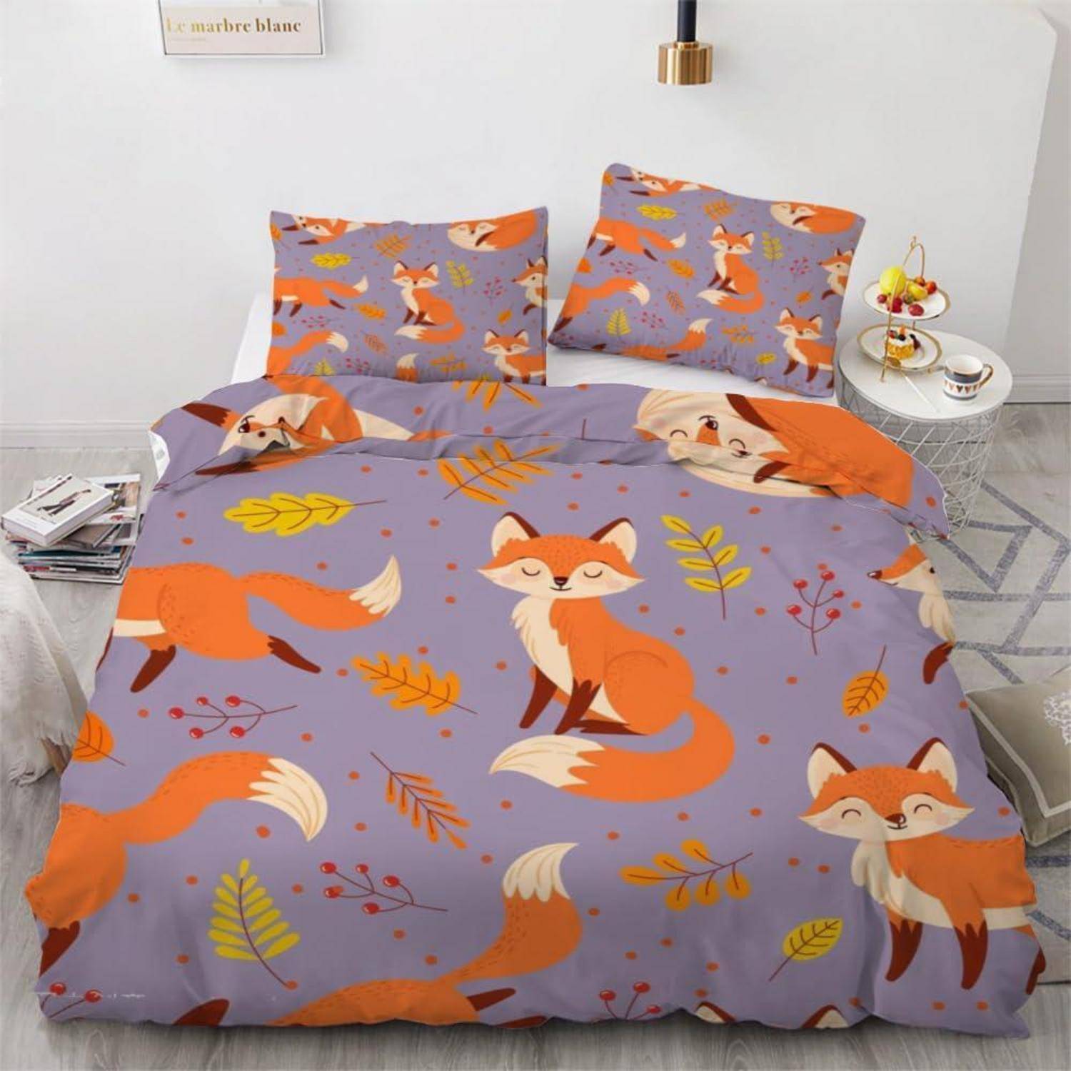 Bett mit violetter Bettwäsche mit Fuchsmuster, bestehend aus Bettdeckenbezug und passenden Kissenbezügen, in einer hellen Schlafzimmerumgebung.
