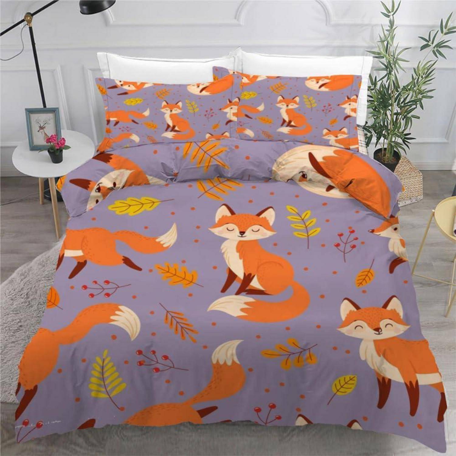 Bett mit lila Bettwäsche mit Fuchsmuster, bestehend aus Bettdecke und Kissen, in einem hellen Schlafzimmer