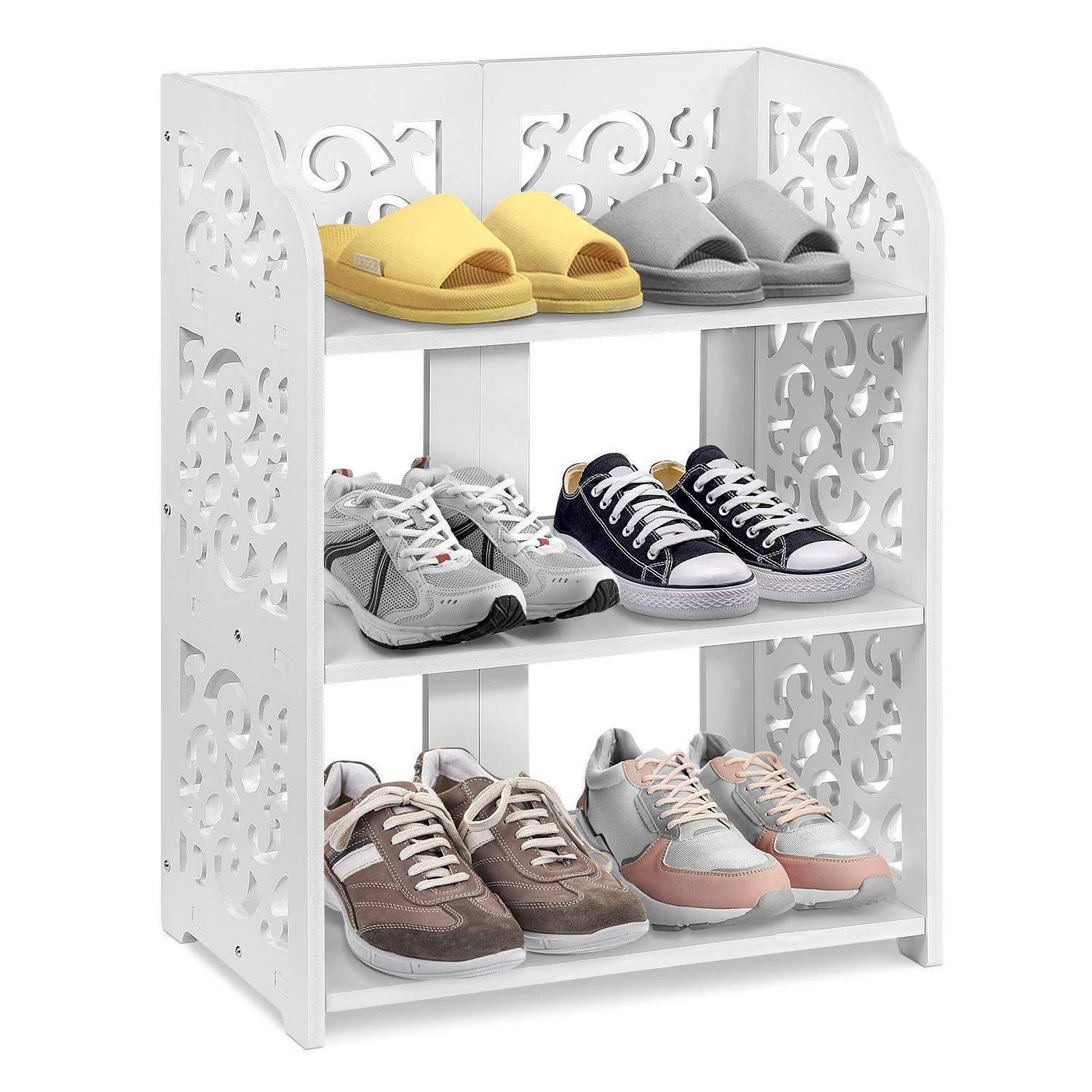 Weißes dekoratives Schuhregal mit drei Regalboden, auf dem sechs Paar Schuhe präsentiert werden, darunter Hausschuhe, Sneaker und Freizeitschuhe.