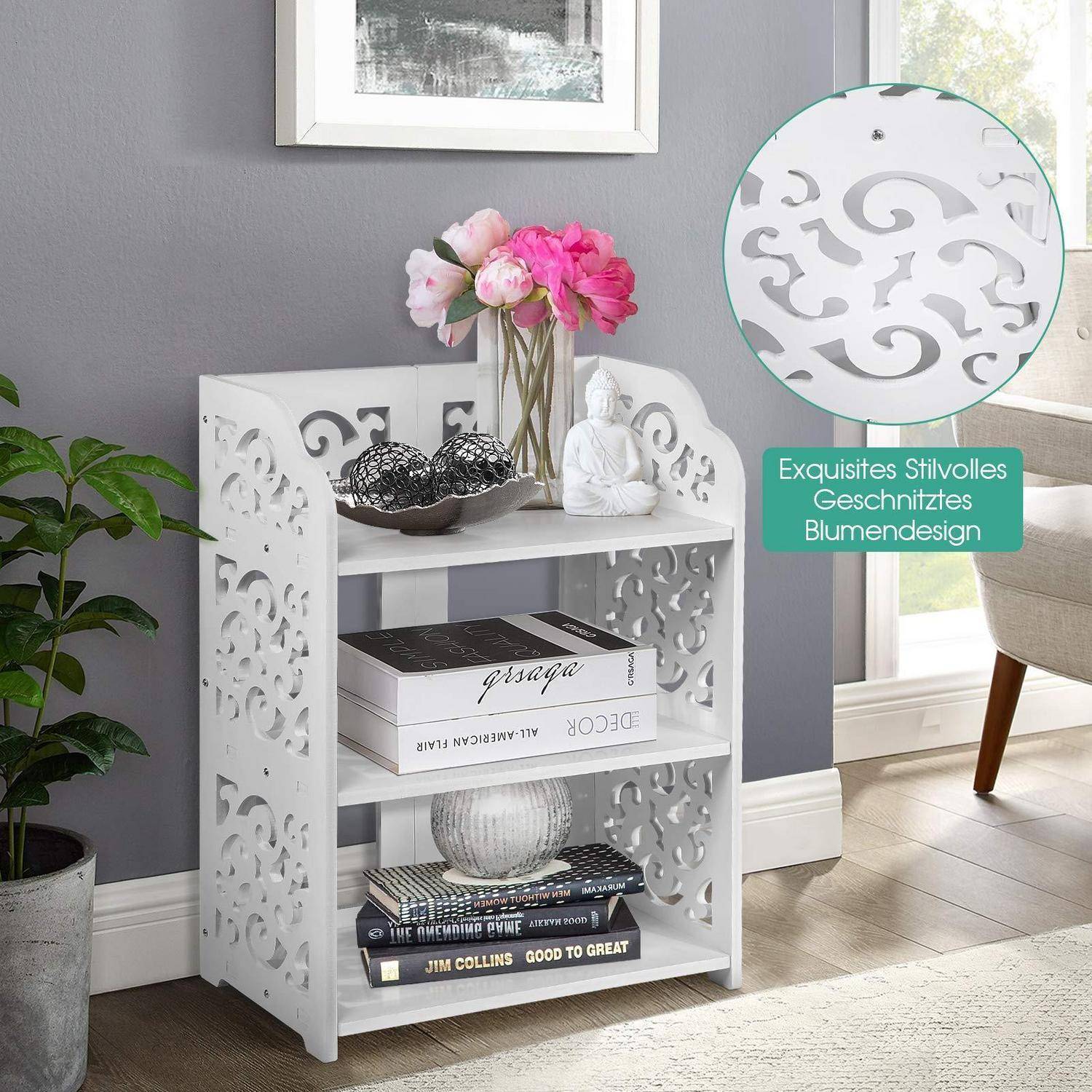 Weißer dekorativer 3-teiliger Beistelltisch mit verziertem ausgeschnittenem Blumenmuster an den Seiten, stilisiert mit Büchern, Schüsseln, Blumen und einer Buddha-Figur in einem Wohnzimmer.
