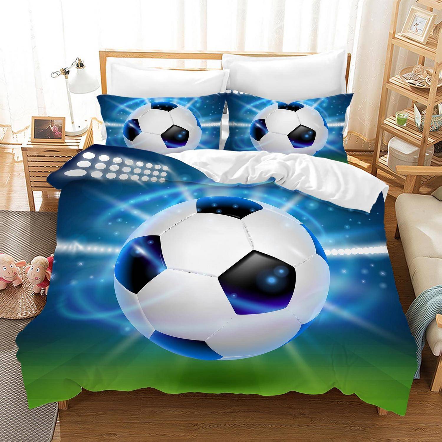 Bett mit Fußball-Bettwäsche, einschließlich eines großen Fußballs auf der Bettdecke und passenden Kissenbezügen in einem hellen Schlafzimmer.